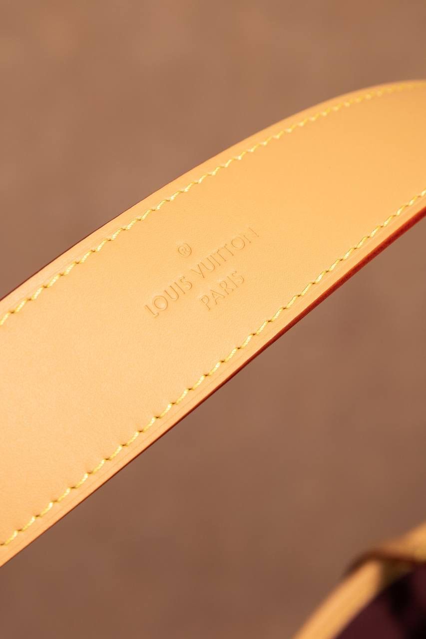 LV CARRYALL🎀 整体风格偏 休闲、随性、有点慵懒感，背上身直接爱上❤️ 字母包设计很贴心，不管是拿来当通勤包，还是妈咪包，都超级适合。容量大、很好装东西，而且又耐看又百搭，天天背都不会腻。 可以说是 又实用又好看的王者包款 了✨ 中号：尺寸 39×30×15cm 小号：尺寸 29x24x12cm 大小刚刚好，看起来大气又很实用。这款 Carryall 系列真的是爆款中的爆款，颜值超高，真的会让人一看就想要！从上市第一天开始就一直缺货，真的不是开玩笑的！！😍✨