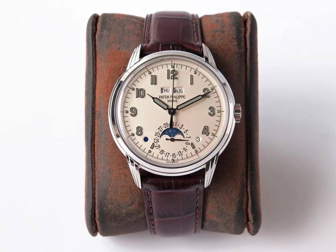 ✅重金打造经典时计｜百达翡丽5320G-001超级复杂款 40mm一体冲压双层精钢表壳，承袭经典设计📜 奶油色表盘复古拉满，边缘密分秒刻度+金质阿拉伯数字+5分钟凸圆刻度，立体感十足✨ 巴顿式时分针配尖长针尖，复刻1950年代Ref.1463经典指针🕐 6点位月相+日期窗，右侧闰年指示、左侧日夜显示，万年历标识清晰易懂🌙 内置仿324 S Q精装自动机芯，夹板倒角打磨、鱼鳞纹+日内瓦波纹加持，包金雕刻+精磨螺丝细节拉满⚙️ 搭配朱古力啡色鳄鱼皮表带，复古氛围感拉满，诚邀表友品鉴👑