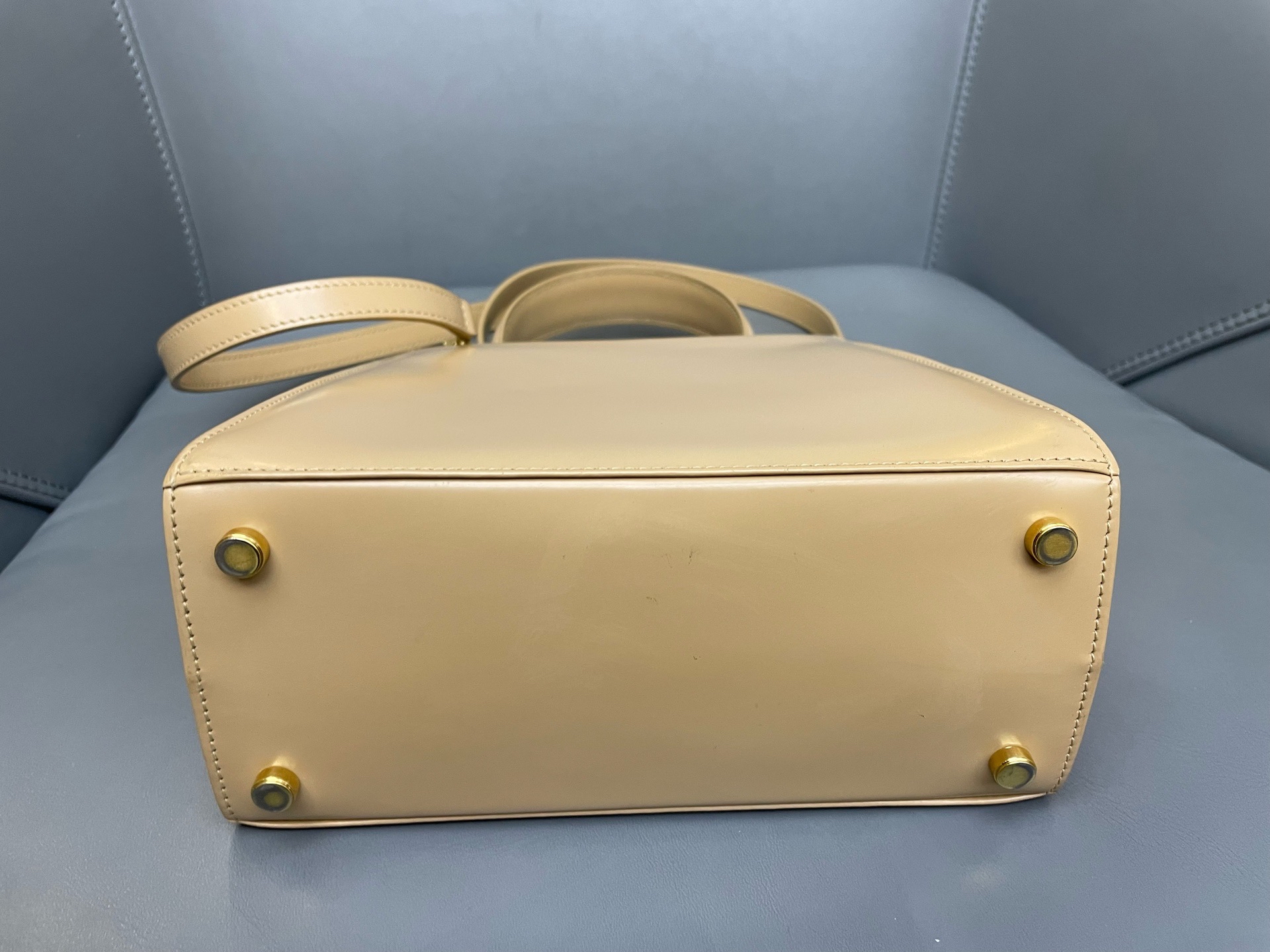 【預訂貨品】Ferragamo現代款奶茶色mini tote