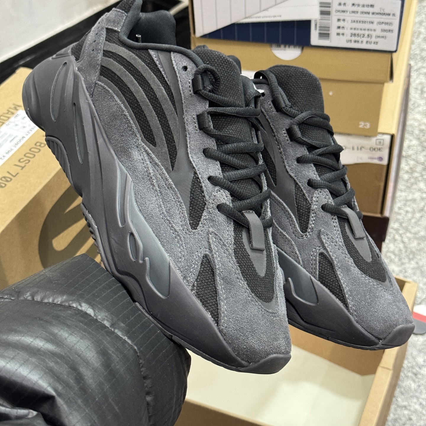 Adidas Yeezy Boost 700 V2 Vanta FU6684