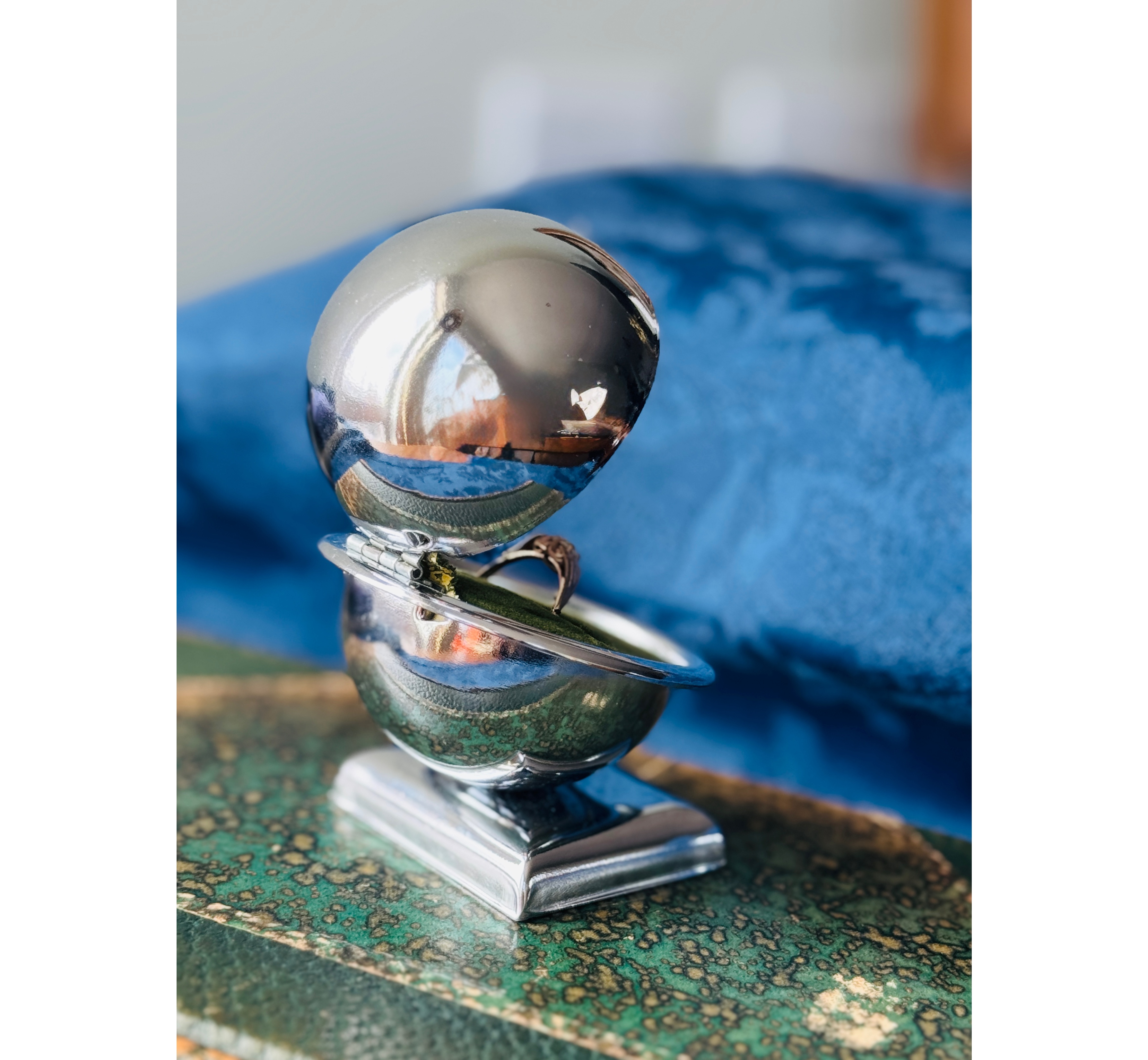 RARE! Highly Collectible Vintage C.a. 1950 OPERA Globe Shaped Silver Tone Ring Box (MT2281)