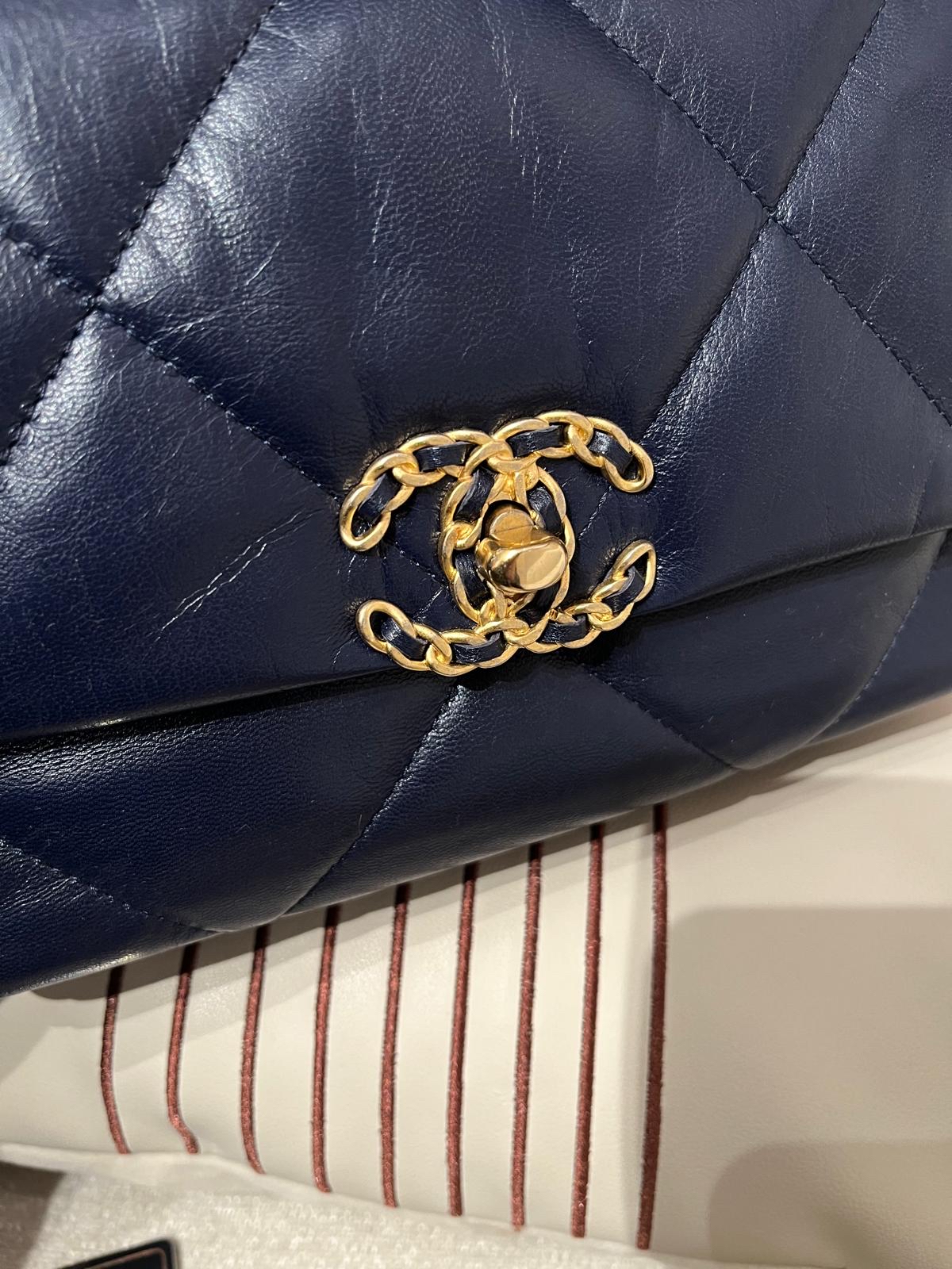 Chanel 19 small navy 26cm AS1160 100%Authentic,98%new ✅30card✅dust bag✅box