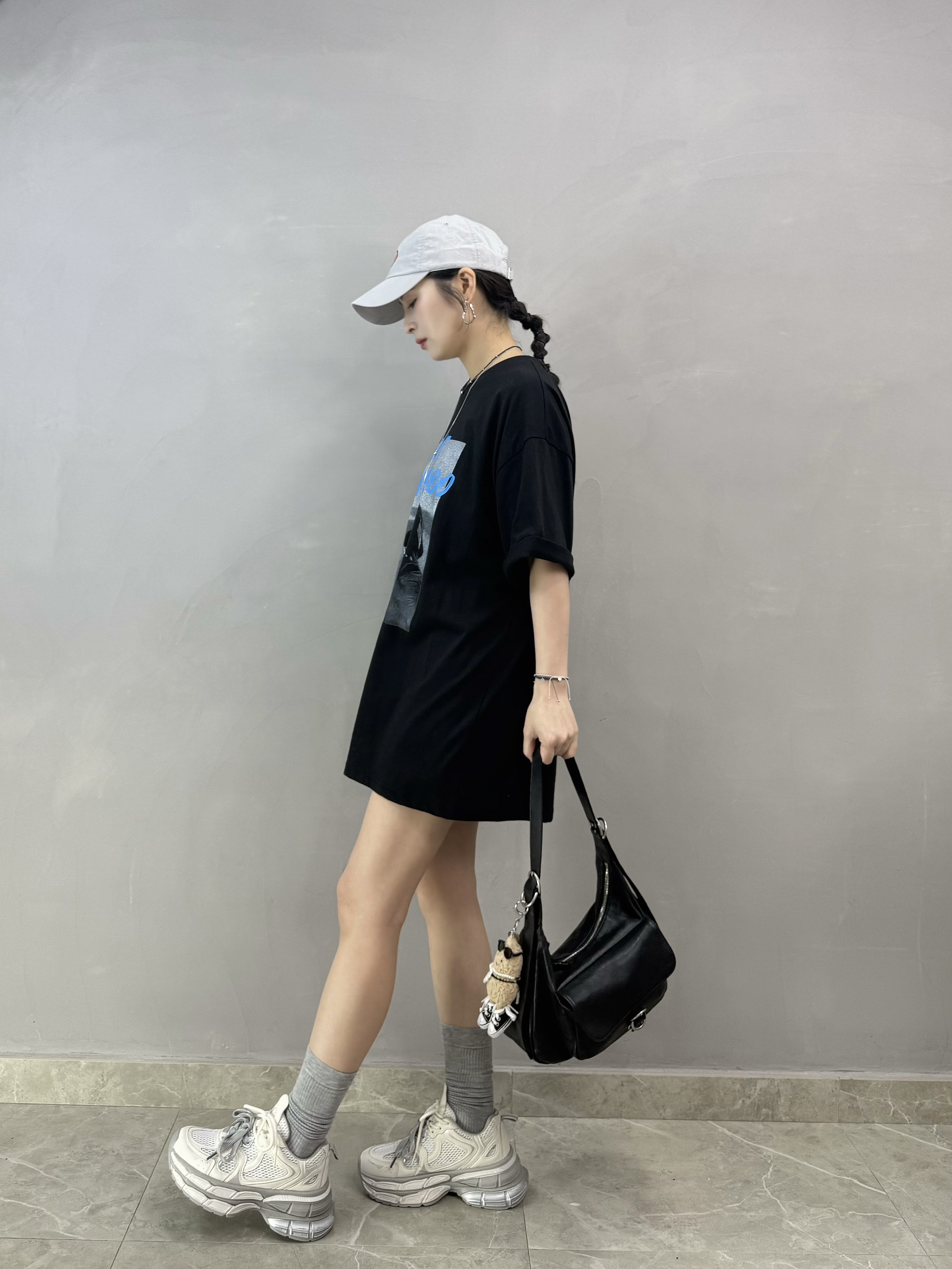 R79 黑超狗仔Tee