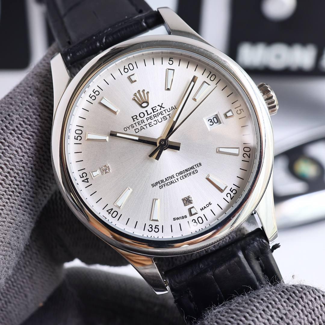 最新爆款主推 劳力士【ROLEX】男士腕表 采用独特的表盘设计 搭配夜光钉而来的是更高档奢华的劳力士， 初识劳力士必憧憬有朝一日能拥有它，戴上劳力士必顺风顺水必发达，你值得拥有，欢迎评鉴！！ 机芯：搭配全新进口机芯8215（零返修） 尺寸：40x10mm🥇 镜面：蓝宝石玻璃永不刮花 材质：316L精钢表壳 动力：储存48小时 防水深度：100米🥈 🥉 意大利小牛皮带！！