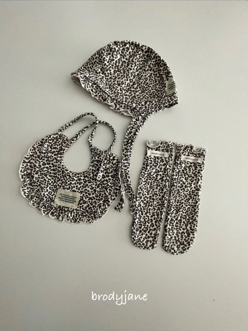 🇰🇷Brodyjane bonnet/bib/socks