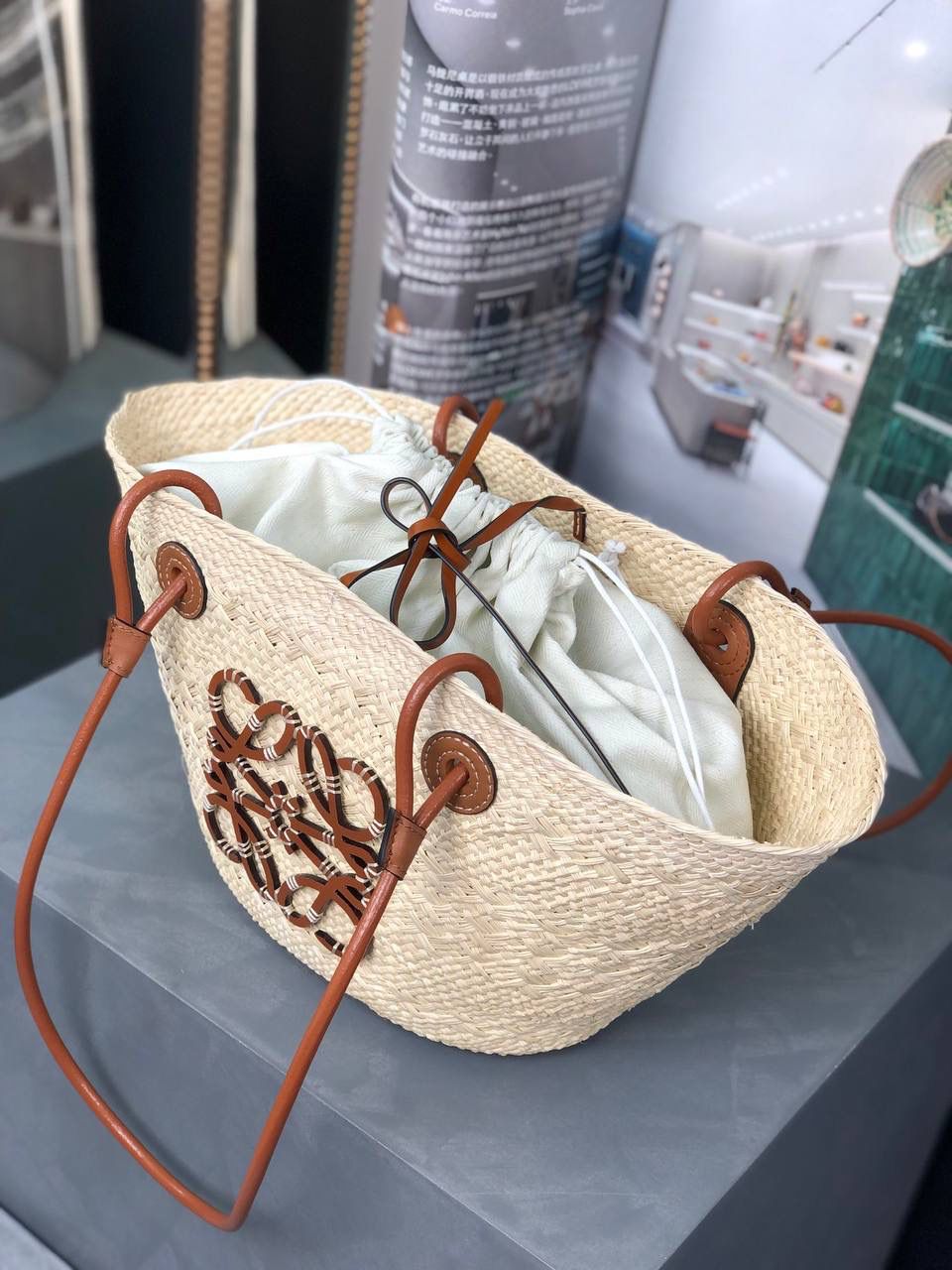 𝑨𝒏𝒂𝒈𝒓𝒂𝒎 𝑩𝒂𝒔𝒌𝒆𝒕 菜篮子🧺小号 面料：进口棕榈纤维/牛皮 颜色：原色/棕褐色 编码：65214285【该尺寸配防尘袋】 尺寸小号：34-13-16.5cm 尺寸中号：46-15-24cm （下单须知：‼️由于天然纤维材料特别，日照时间长短不同，颜色会略有变化，纯手工制作，每个包的尺寸也会所不同‼️） 传统篮子手袋，带有经典手工编织包身 管状牛皮带子，Anagram压纹，天然进口棕榈纤维制成，纯手工编织成型。 两个皮条装饰，无衬里（防尘袋可做内胆包）