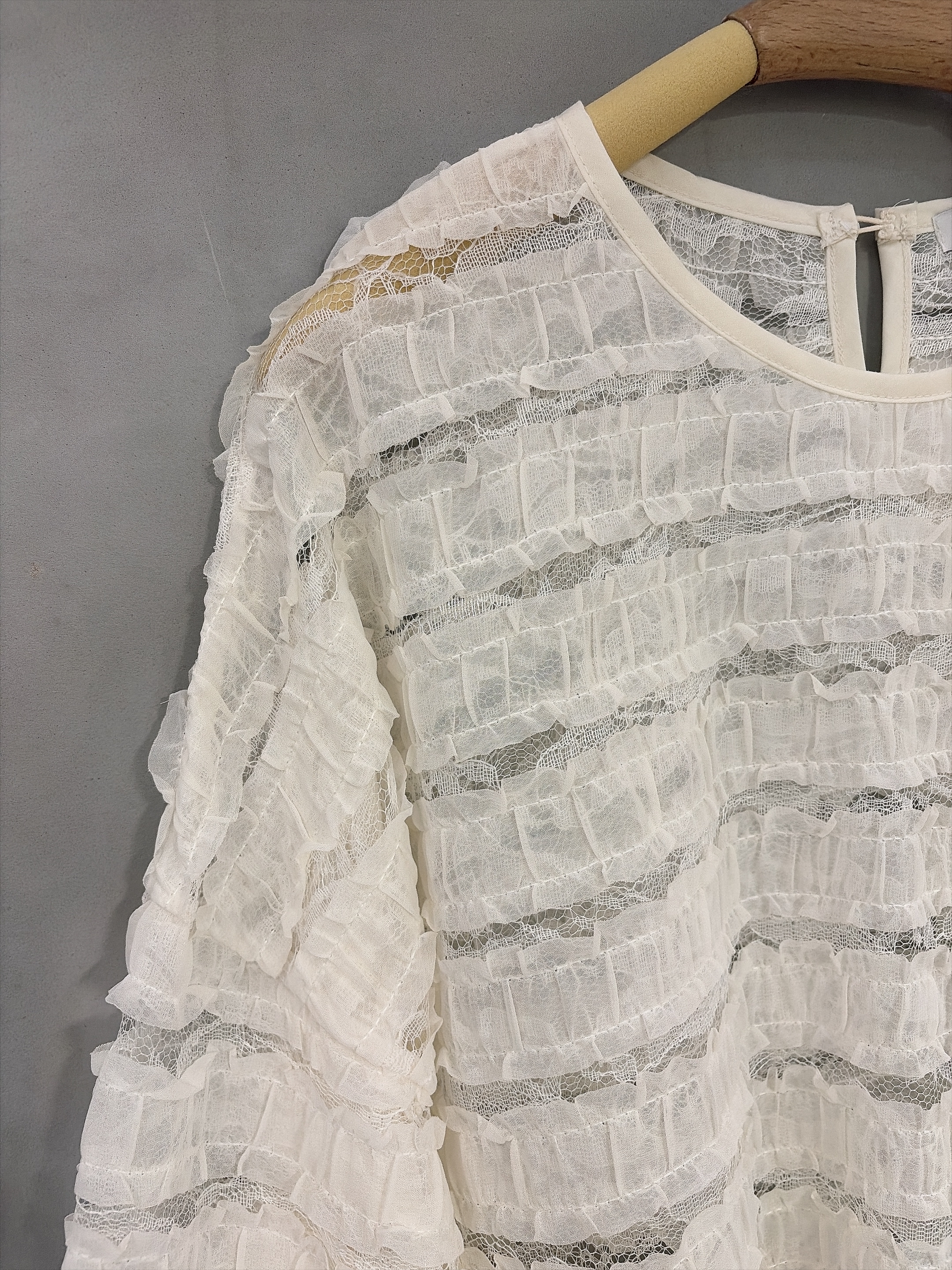 精緻薄lace 米白top 
