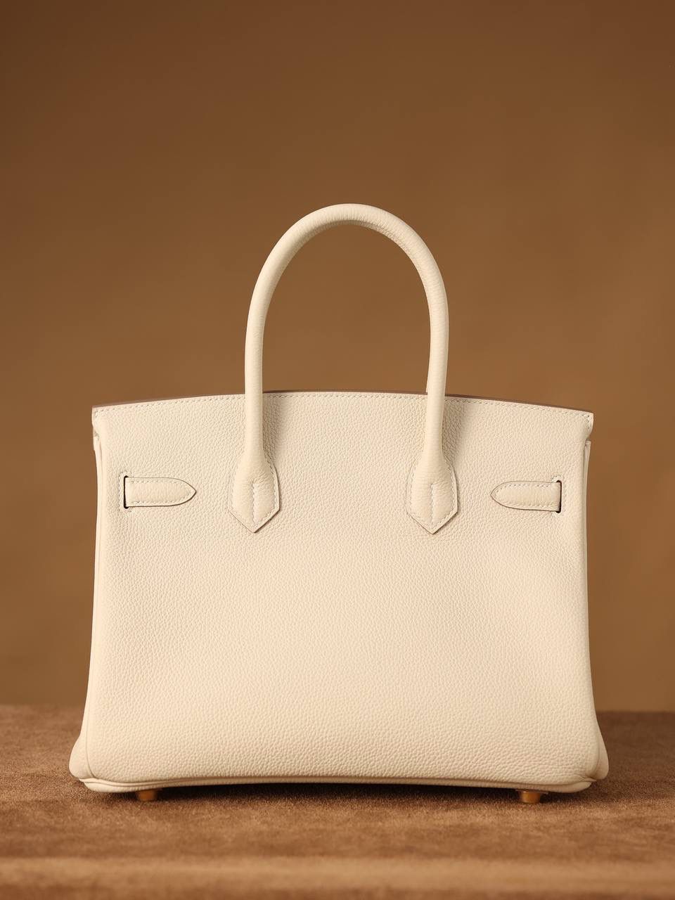 Hermes 爱马仕 Birkin30cm 奶昔白金扣👜✨ Birkin 独家渠道货 独家欧洲原厂皮原厂五金组装的ZP尾单货 尺寸：20 X 25 X 13CM 尺寸：22 X 30 X 16CM Birkin我们采用的是进口原厂Togo真皮，什么是Togo皮呢？ Togo皮：最经典的Birkin用皮。表面是均匀的颗粒状，类似荔枝纹，有光泽。皮质较硬，容易保持包包的形状，相对较轻，触感比较柔软，耐磨耐用； 我们用的是纯原、原厂皮就是和原版专柜一样的皮！