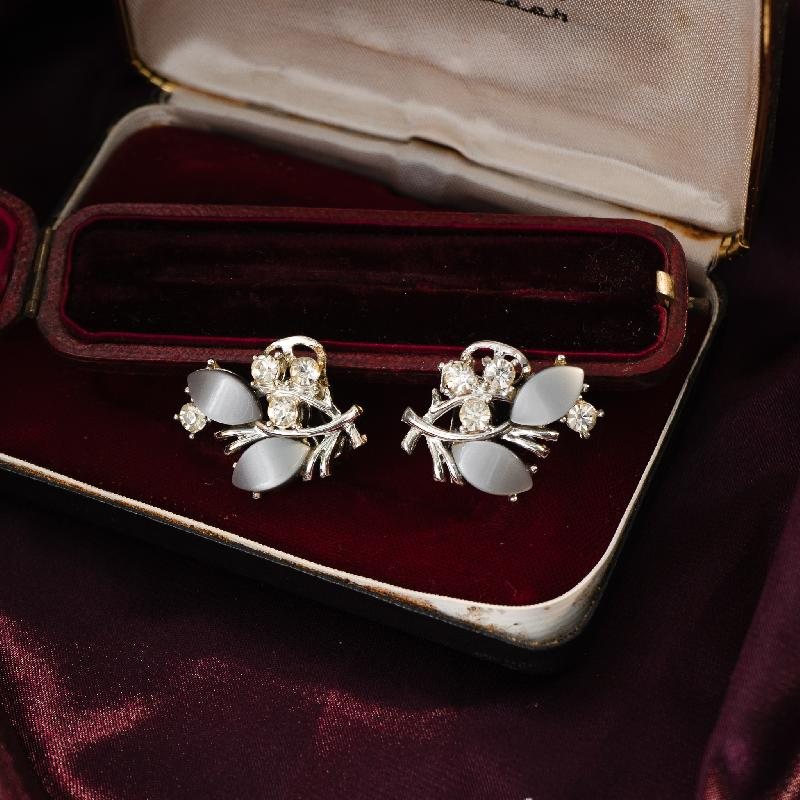 C.a. 1950-60s Elegant Dove Grey Pearlized Lucite Accented with Rhinestone Jewelry Set - Brooch & Clip Earrings (MT1119)