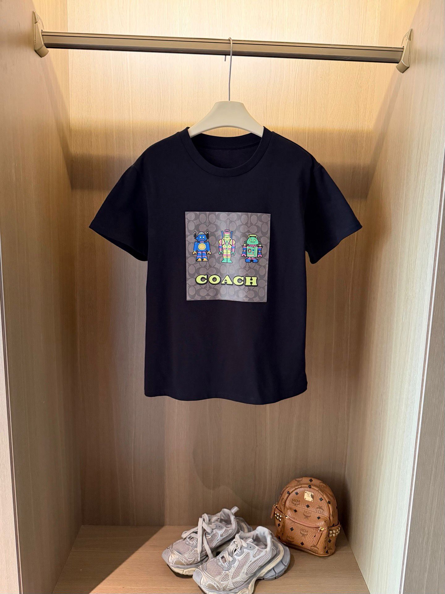 多款任選$118/2件。C*oach 印花情侶短袖