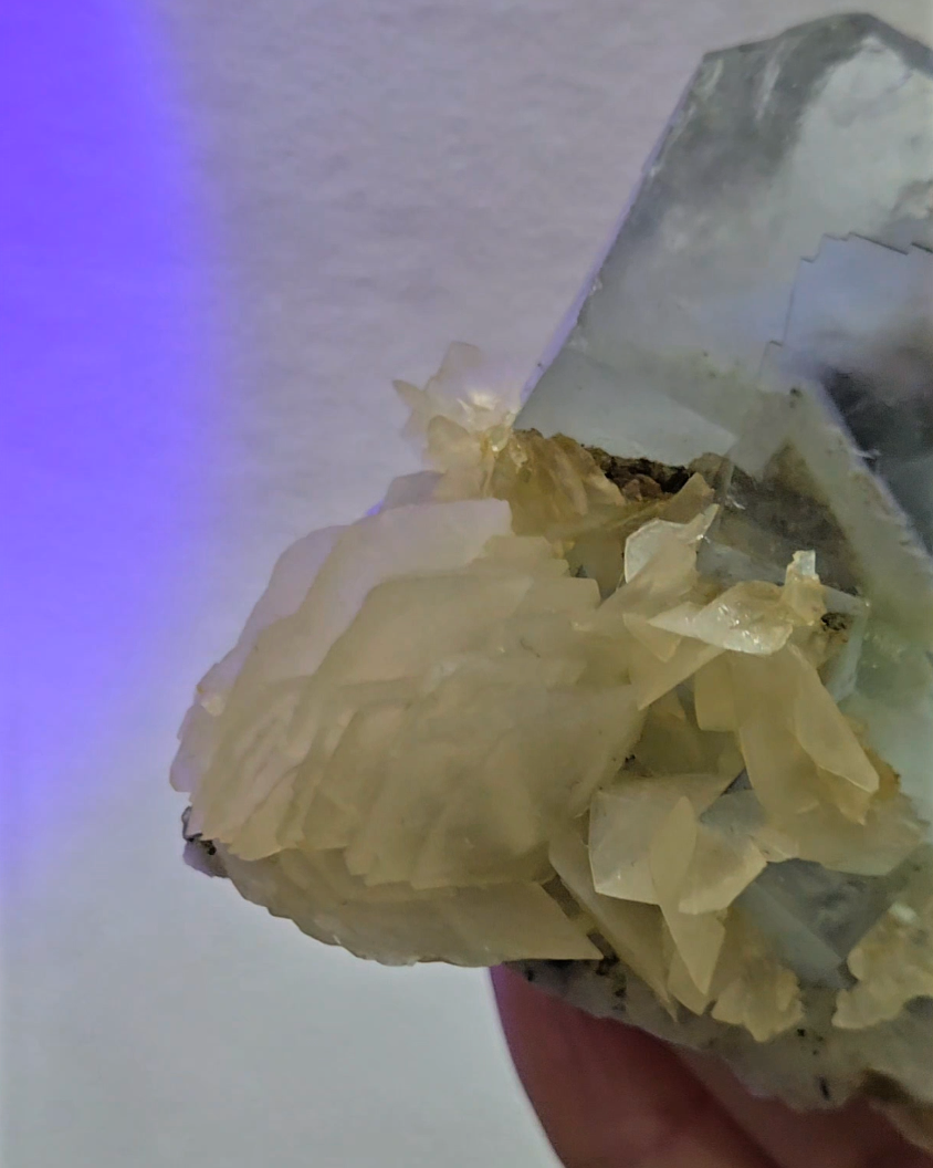 Blue cubic fluorite with UV calcite - FL436