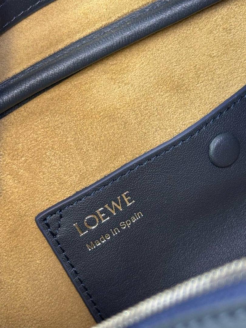 🎈𝗔𝗺𝗮𝘇𝗼𝗻𝗮 23 𝗖𝗿𝗼𝗽𝗽𝗲𝗱保龄球包 ——【杨幂同款‼️独家新品】 尺寸：𝟮𝟯-𝟏𝟏-𝟏𝟎𝗰𝗺 编码：012404 【配全套礼盒】 颜色：深海军蓝 ❤️采用超柔纳帕小牛皮•延续标志性𝘈𝘮𝘢𝘻𝘰𝘯𝘢标识搭配小挂锁🔒作为新图标•重塑为修长法棍比例。 ❤️外部双拉链设计•搭配可调节可拆卸的长肩带•多样化背法😎容量大•小巧包型为当下时尚之追求。