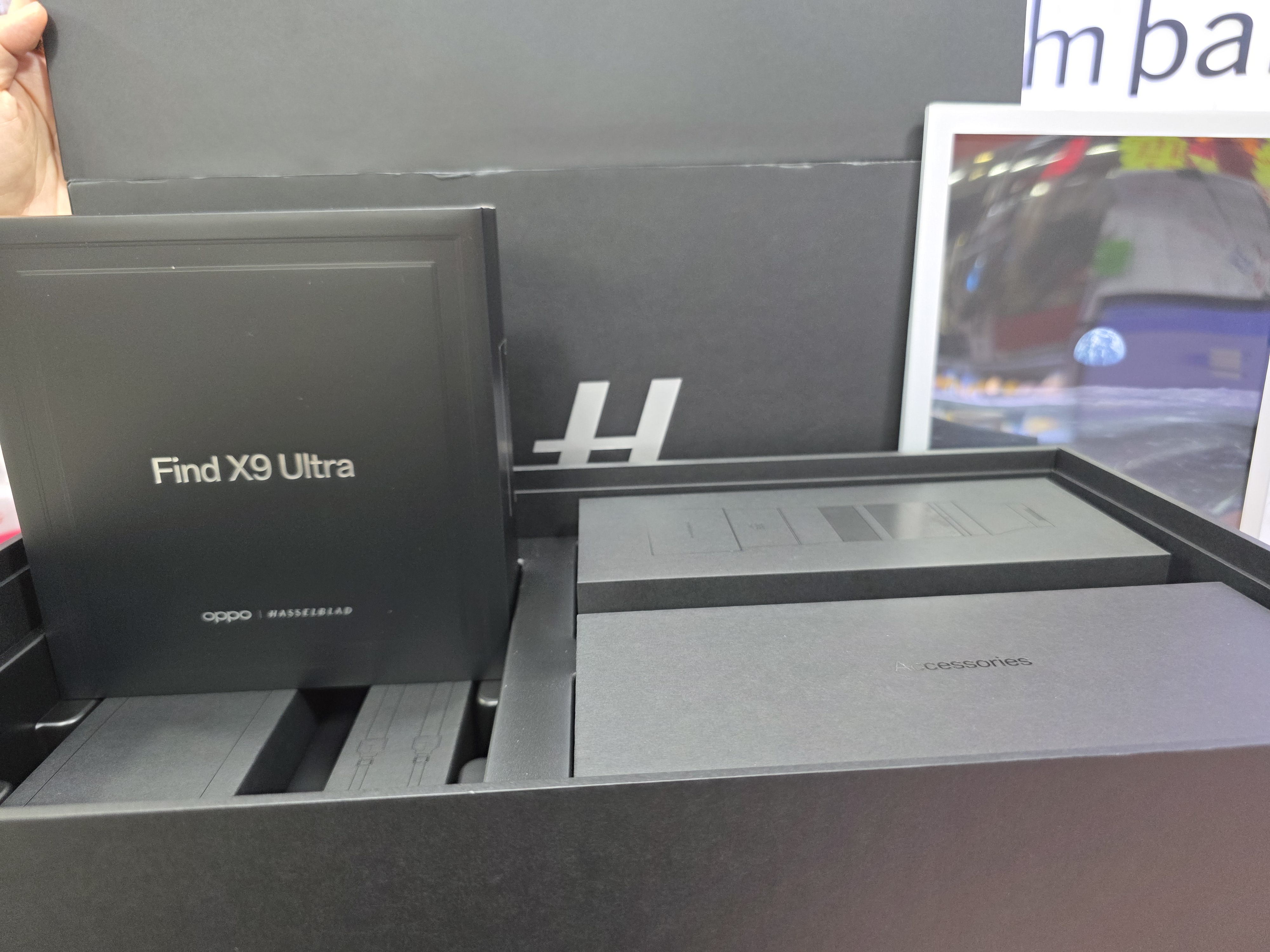 OPPO Find X9 Ultra Hasselblad Earth Explorer Master Set