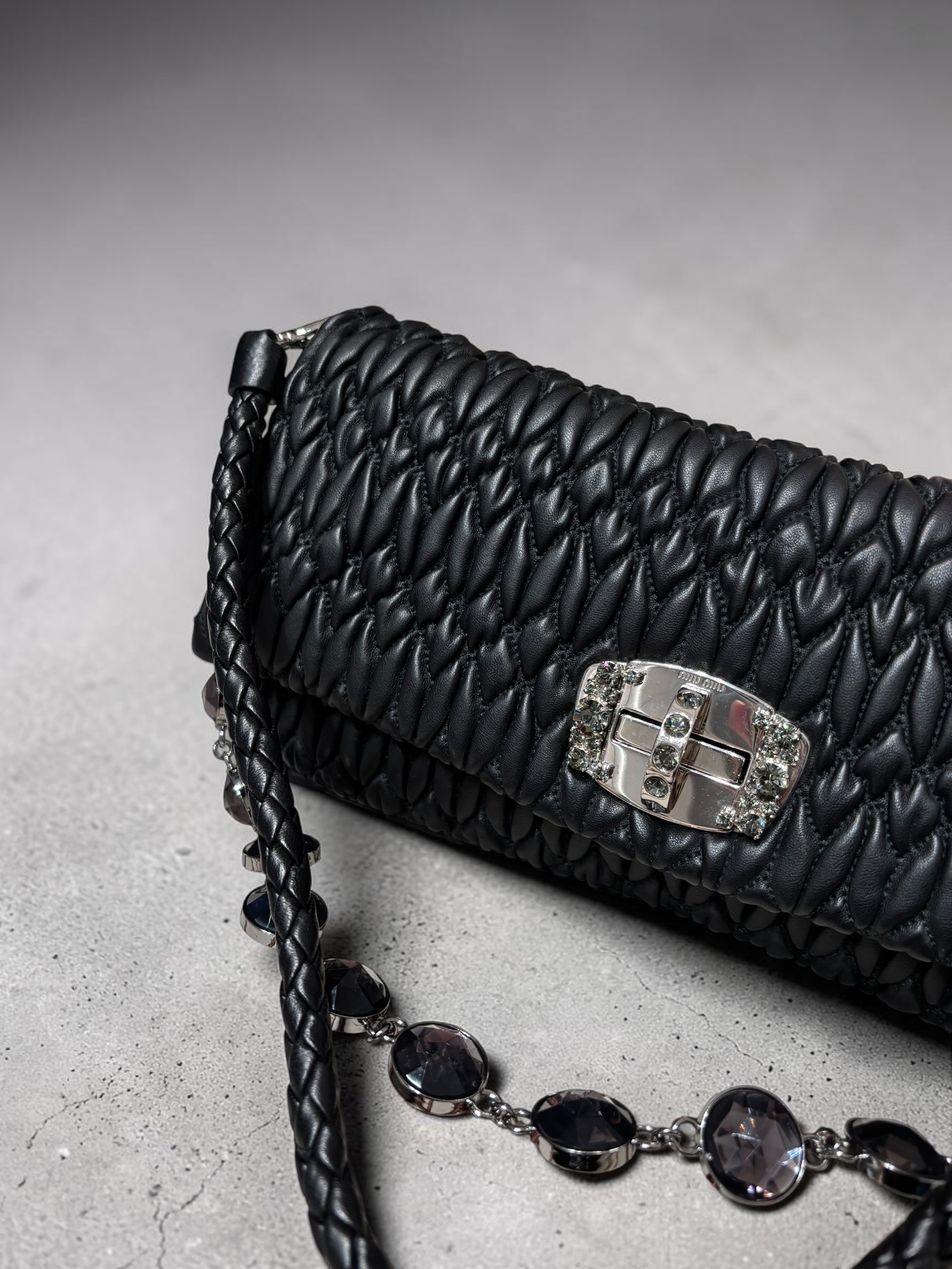 Miu miu shoulder bag  100%Authentic,95%new ✅dust bag   Size: W28*H14*D4cm