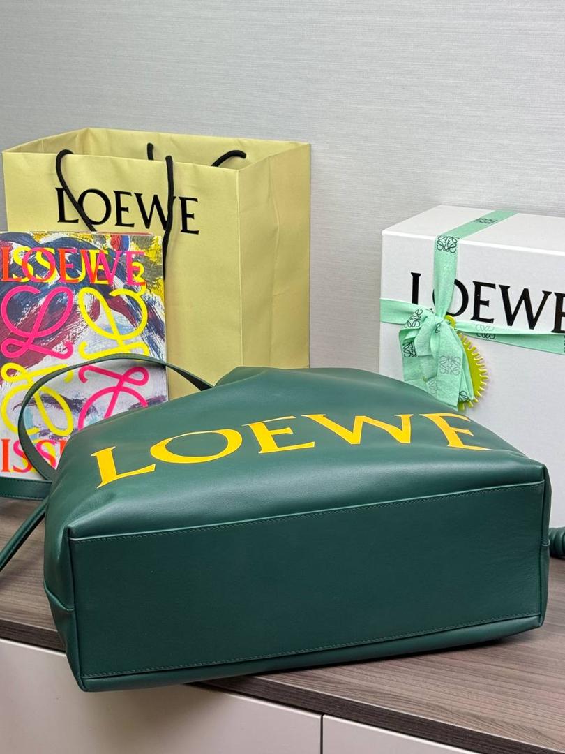 🎈全新福袋𝗙𝗹𝗮𝗺𝗲𝗻𝗰𝗼 𝗧𝗼𝘁𝗲 ——【常青色到货✅】 尺寸：𝟒𝟔-𝟏𝟐.𝟓-𝟒𝟏𝐜𝐦 编码：052026【配防尘袋，没有盒子】 ❤️以经典Flamenco系列手袋👜为基础，新款Flamenco Tote手袋采用加长廓形，正面饰品牌超大对比色𝐋𝐎𝐄𝐖𝐄标志，外部进口Napa小牛皮，内里绒面设计，整个包手感超级柔软舒服。 ❤️超大容量设计，磁扣开合，1个拉链内袋，可肩背或者手提✌🏻，可放15寸电脑💻，出行通勤必备，无论男女都🉑轻松驾驭。