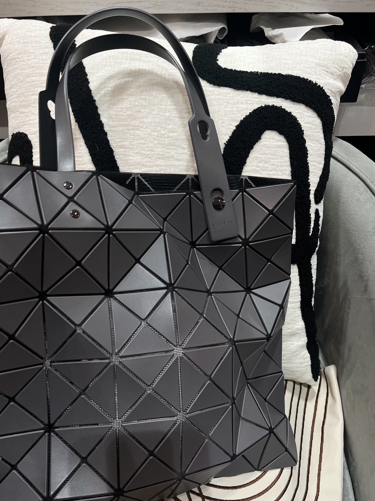 Issey miyake bao bao tote bag matte grey 100%Authentic, 99%new ✅dust bag 