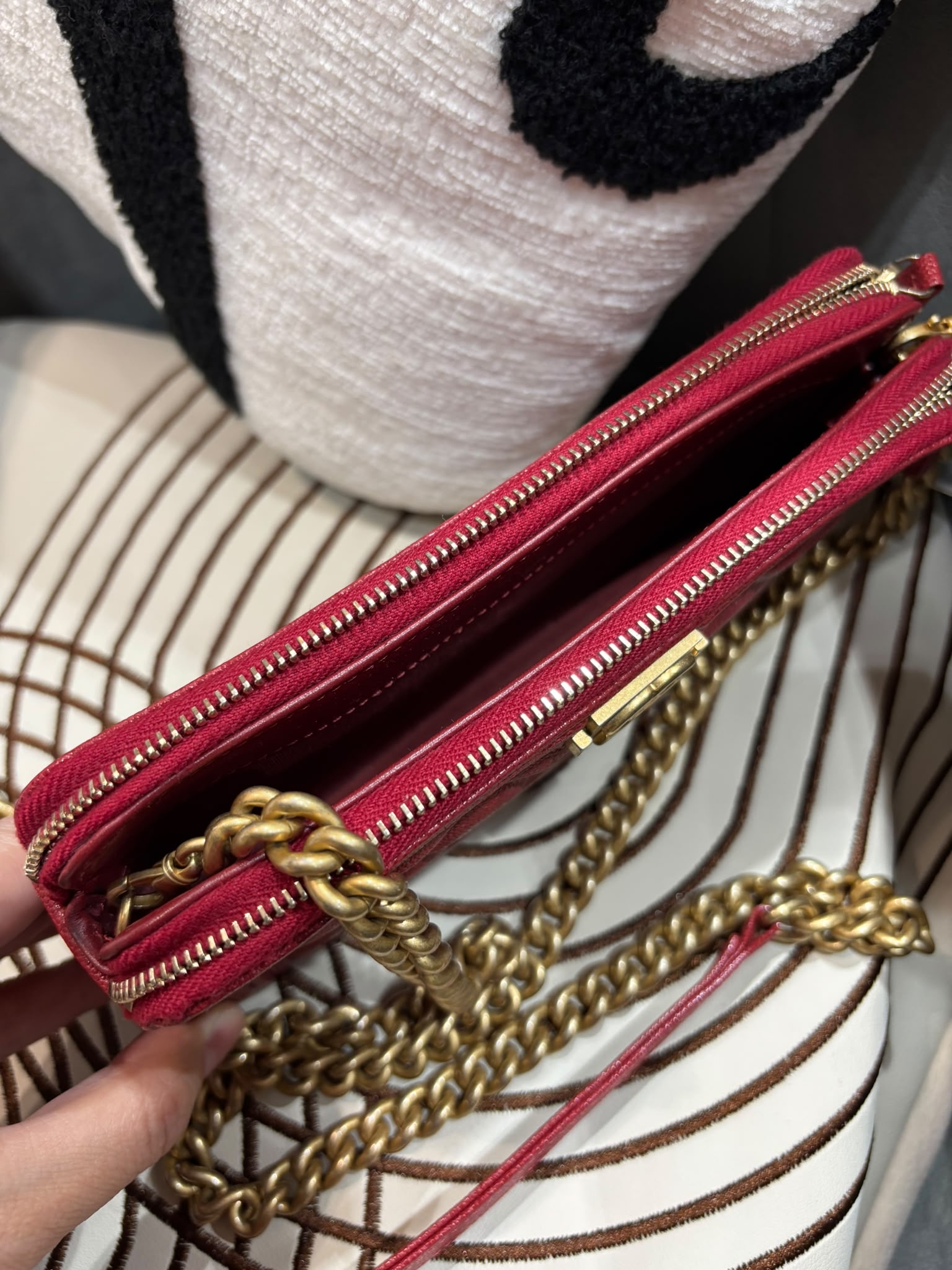 Chanel boy clutch with chain 荔枝牛皮 100%Authentic ,95%new  ✅28貼✅Dust bag 