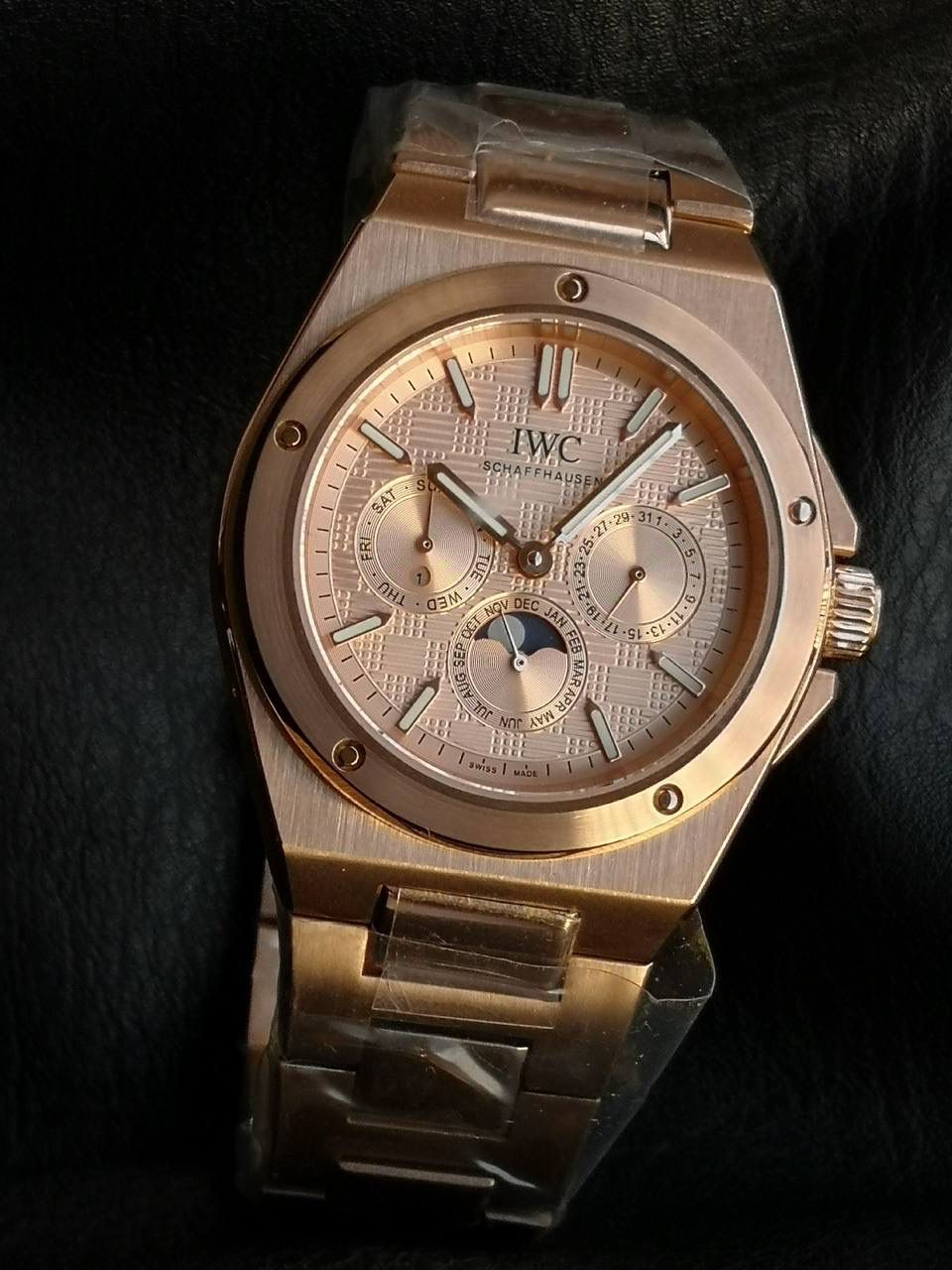 万国工程师系列万年历腕表，复刻界最复杂的腕表，所有功能同步原装，所有功能调节通过把头控制. 1⃣️【功能介绍】3点钟位置显示日历，9点钟位置显示星期，6点钟月份月相指针显示。 2⃣️【做工精细】外壳采用原版同样的三件套结构，中间拉丝，上下壳为抛光，镜面采用高成本的锅盖形蓝宝石，使其质感提升。 3⃣️【机芯性能】尺寸41.6mm,机芯采用天津机芯改82600，高效稳定，动力时间长达72小时以上，进行加装复杂的万年历模块，而且同步所有功能实现同步原装通过把头调节。 4⃣️【⚠️注意事项】由于万年历模块十分复杂在出货前都会调准时间，客户收到直接上链上手佩戴即可，⚠️请不要轻易乱调，由于机芯加装升级功能，调节需慢慢按调。