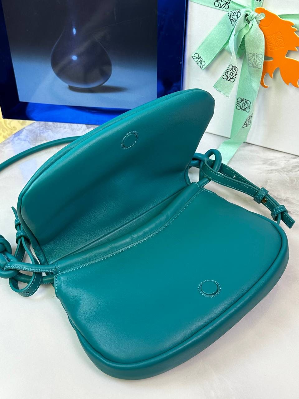 全新*𝙋𝙖𝙨𝙚𝙤 𝙨𝙖𝙩𝙘𝙝𝙚𝙡 手袋🛍️【祖母绿】 —— 朕品1w7➕😘 尺寸:𝟐𝟓-𝟏𝟕-𝟖𝐜𝐦 编码:062318 ✅做工精致，廓形简洁优雅，独特、柔软的褶襇结构，超轻盈构造，纳帕软牛皮革（里外全皮），顶部饰有flamenco螺旋绳结。 ✅配置双肩带，短手柄肩带可做腋下包不可拆卸，长肩带可肩背可斜挎可拆卸调节，磁扣开合设计，多种背法随心所欲❤