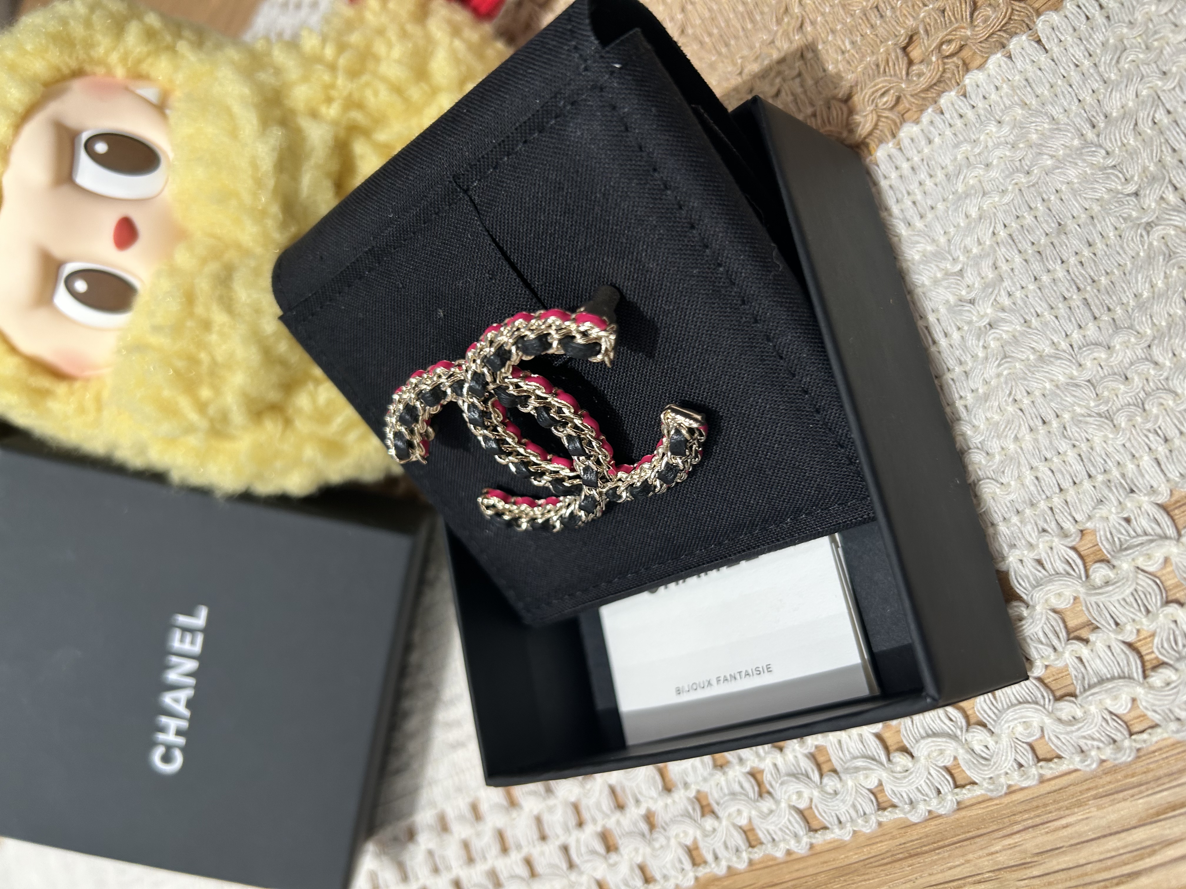 Chanel CC Brooch 100%Authentic, 99%New ✅Dust bag ✅Box