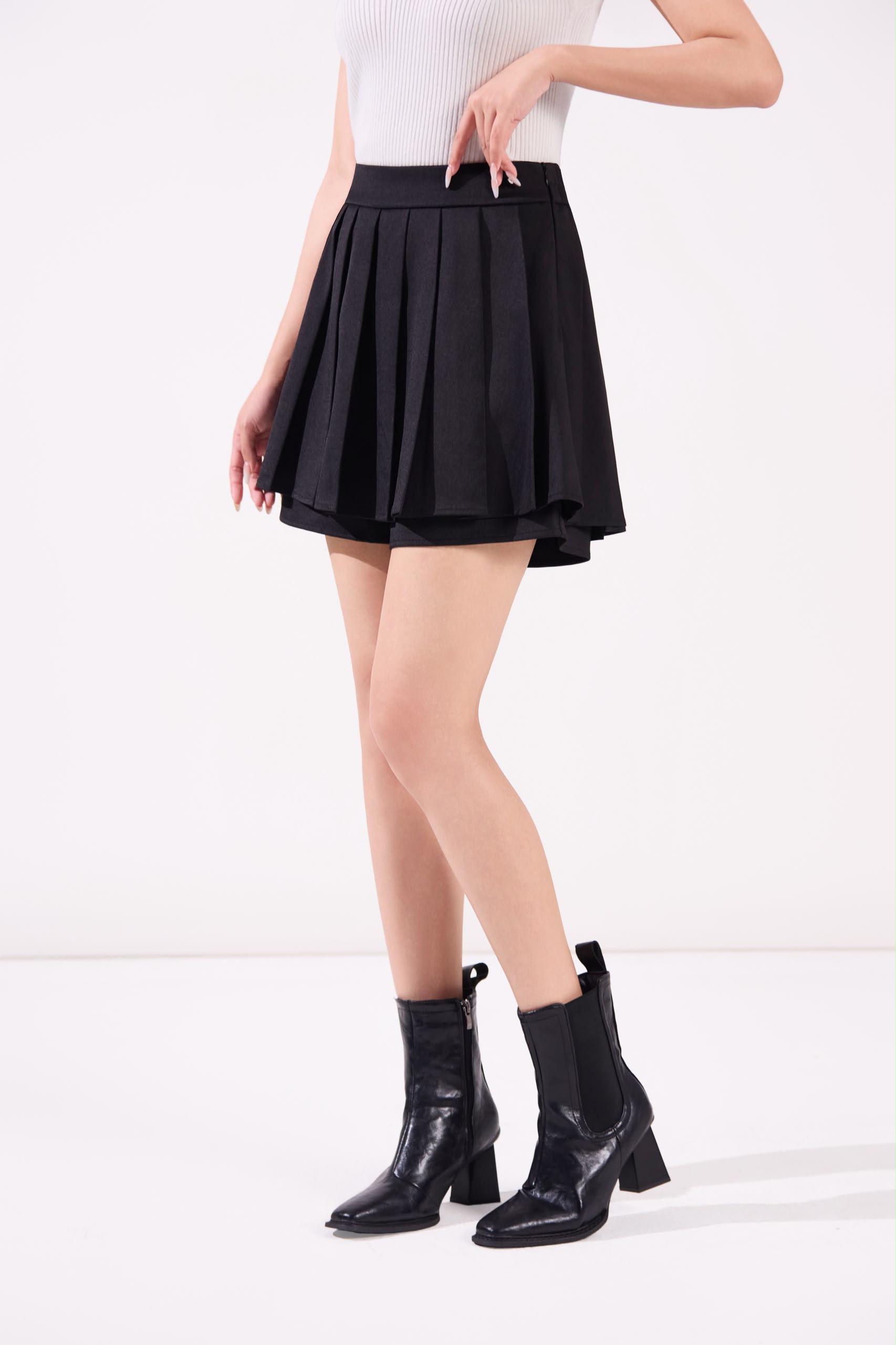 13141380 Classic Pleated Mini Skort