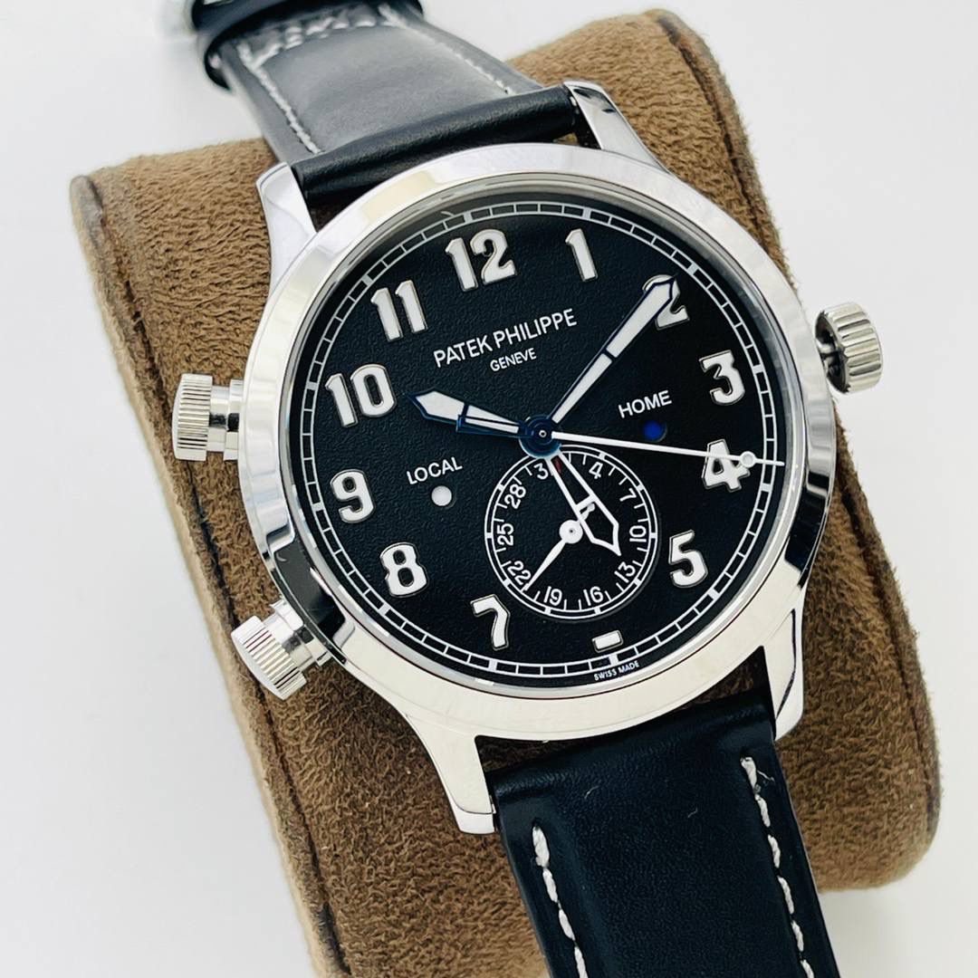 市场最高版本 百达翡丽双时区功能ref.5524 Calatrava飞行家旅行时间腕表系列惊艳登场！细节方面： 3⃣️【功能】5524系列为二十四小时制时间腕表，六位同正品一致是日历，中心大秒针底部则为双时区时间显示 与正品一致。 4⃣️【机芯】复刻原版324SC FUS机芯、自动上链装置适合每天佩戴，从背部蓝宝石透视底看能让你一览无遗尽收眼底。一只最实用的商旅手表于焉诞生。 5⃣️【表带集表扣】扣子使用与原装一致的三角型针扣，佩戴方便，与表壳相呼应，展现此腕表的整体美学。搭配蓝色皮表带，并以米色缝线装点，质感舒适，牛皮也让整款腕表更有复古味道。