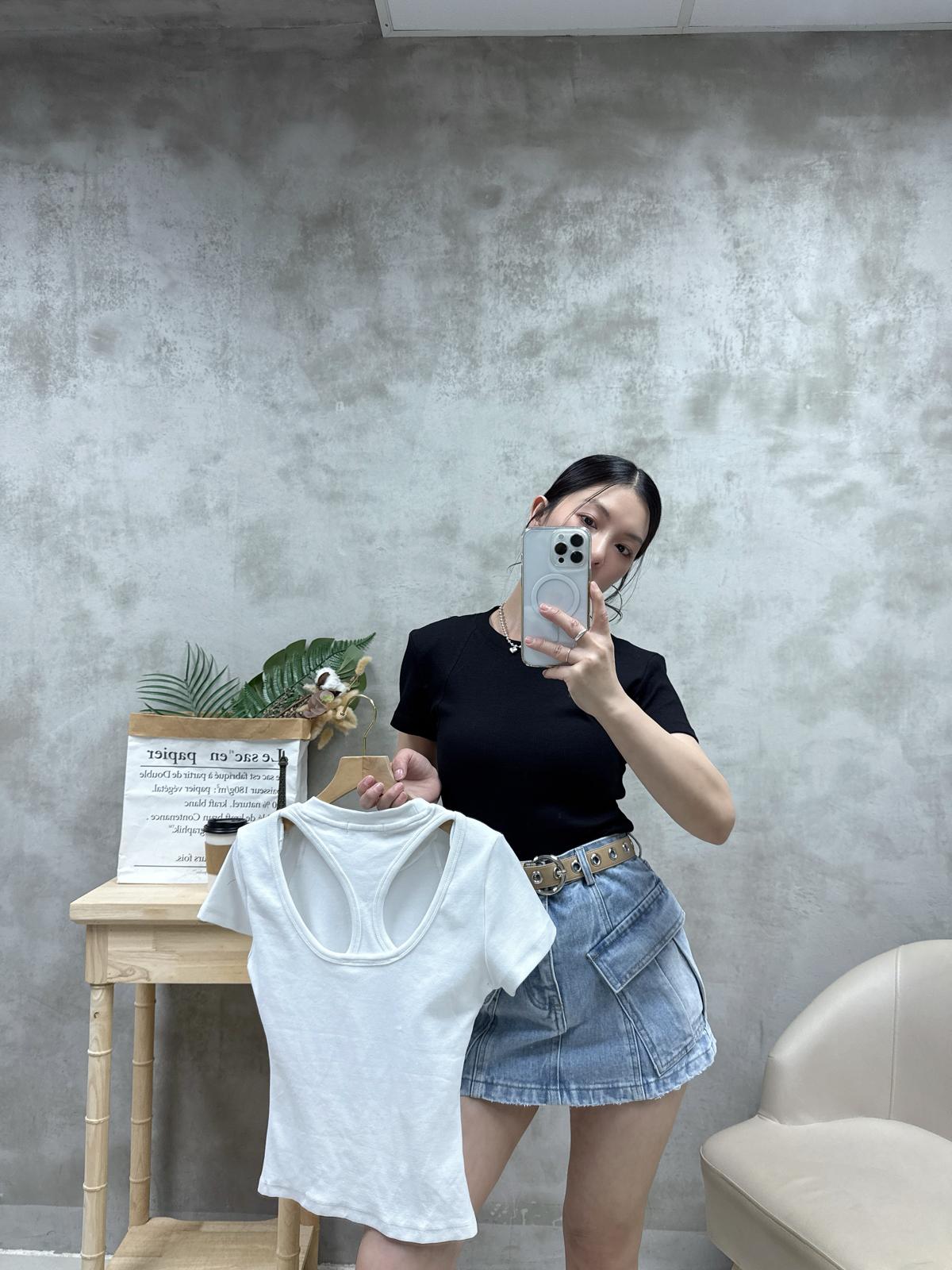 D22 後背設計凈色Tee