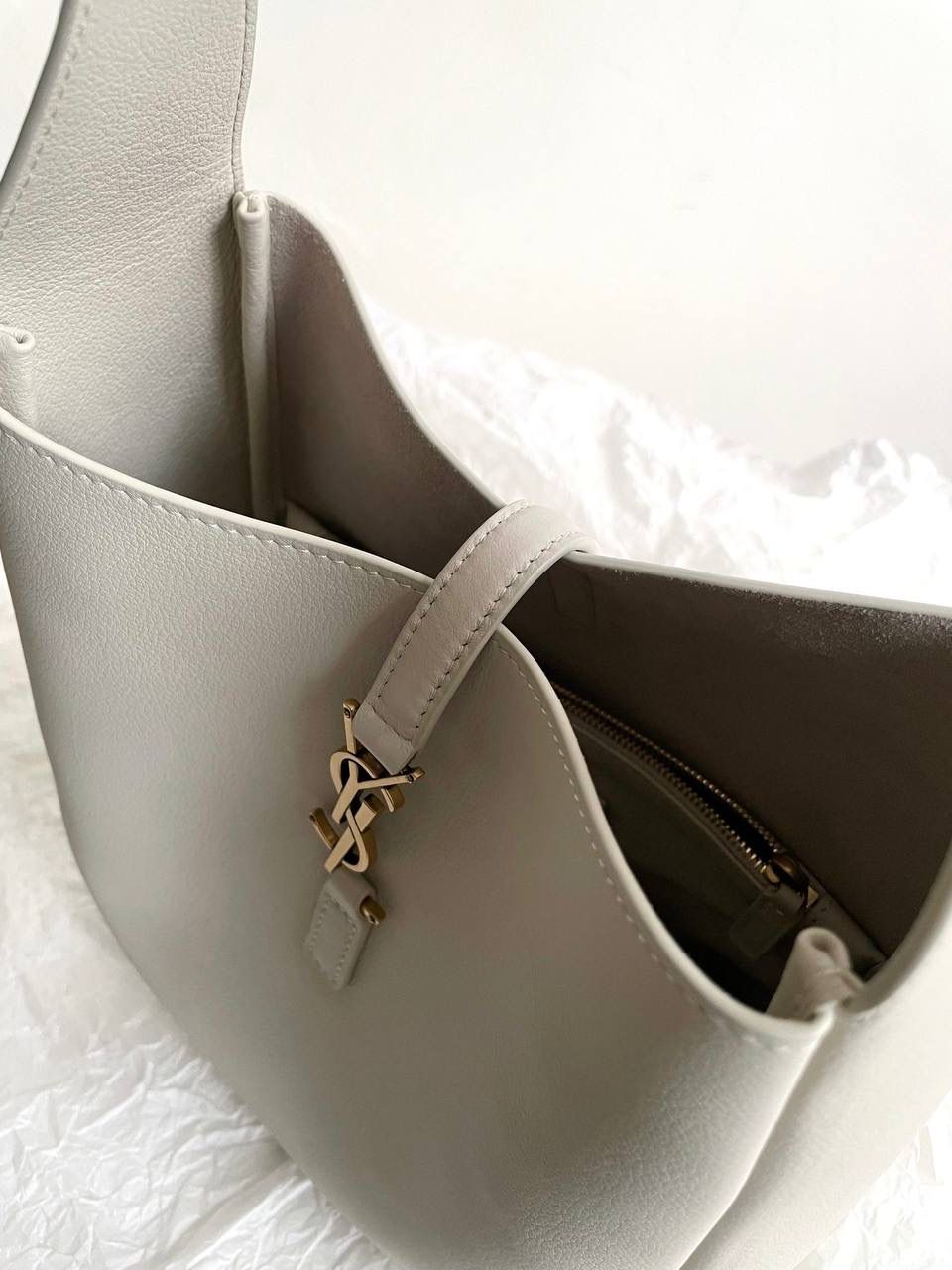 【已更新最新细节⚠️】 ys1 hobo bag腋下包小号 白金🤍 我和你们说，这只包看着普普通通 但是上身是真的很好看！ 第一次看到他们家有这种慵懒的腋下包 整个包都是柔软的原厂胎牛皮 又轻容量又大，真的很～～好背 这只包的灵魂在于圆滚滚中又有型 市场很多做得太挺括硬朗，那种货打咩啊❌ ZP开发⚠️全套包装哦～ 23×22×8.5cm713938m