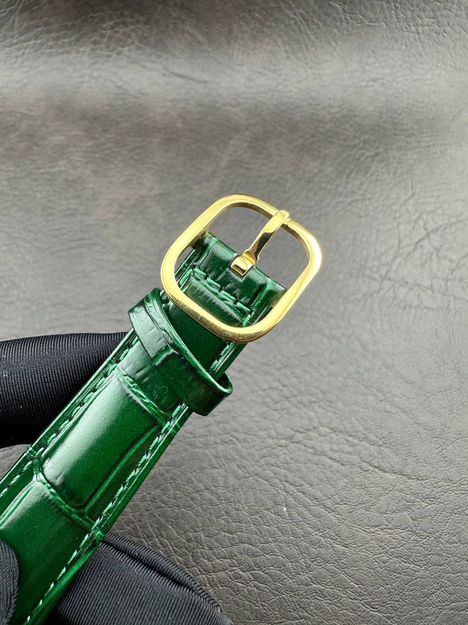 PP➕ Factory2025新品首发｜百达5738系列 68克配重版 复刻经典，更胜经典——GOLDEN ELLIPSE 黄金椭圆腕表重磅登场！ ✅ 黄金分割美学重塑：遵循1:1.6181经典比例，34.5MM×39.5MM椭圆表径搭配7.7MM纤薄厚度，复刻古典韵味与佩戴舒适度。 ✅ 316L精钢表壳：介于圆形与矩形之间的别致椭圆轮廓，还原原版线条张力，质感细腻出众。 ✅ 3D立体云贝母表盘：专属浮雕打印工艺，折射神秘深邃光泽，告别市面暗淡平庸款，上手自带高光。 ✅ 定制进口小牛皮表带：21X16尺寸对版原配，搭配同型椭圆表扣，与表壳设计遥相呼应，贴合手腕更显格调。 ✅ 9015精准机芯：走时稳定精准，兼顾实用性与耐用性，日常佩戴无压力。 PP➕不做“远观款”，只为呈现最接近原版的真实佩戴体验——从细节质感 to 上手触感，每一处都经得起近距离审视，让经典韵味在腕间完美延续！