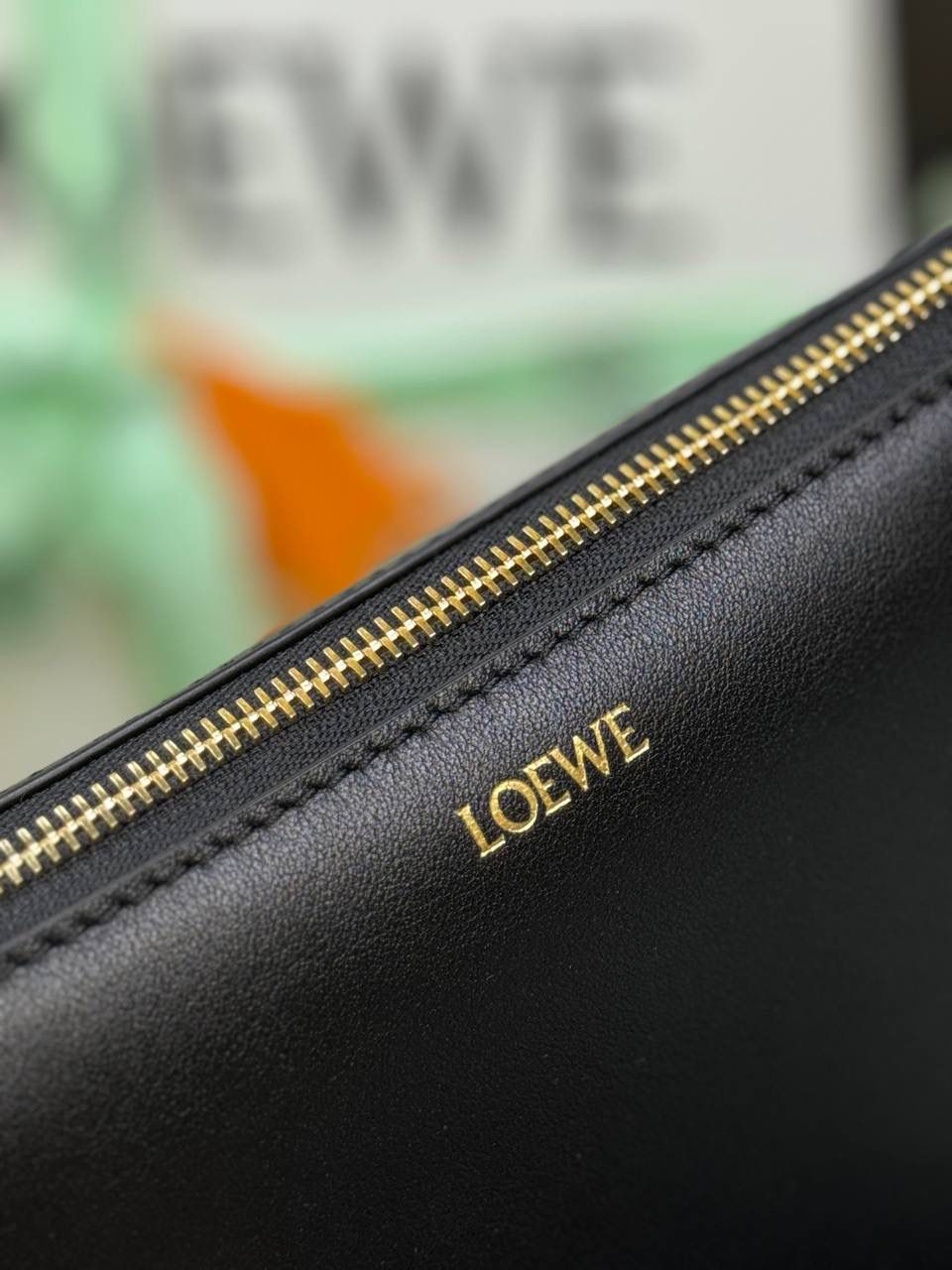 🎈𝘒𝘯𝘰𝘵 𝘛手拿包👜 —【黑色/耀眼橙到货✅】 编码：522414 尺寸：𝟐𝟐.𝟓-𝟓.𝟓-𝟏𝟓.𝟓𝐜𝐦 全新撞色绳结拉链头和腕带设计，顶部拉链开合，内部人字纹帆布衬里以及2个皮隔层卡位，正面饰以品牌标志性烫金𝗟𝗼𝗴𝗼，方便时尚多用。