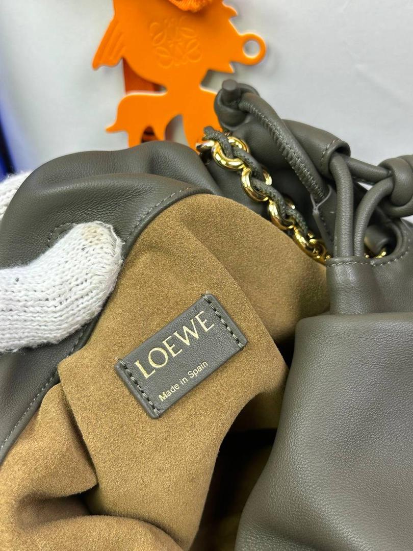 🎈中号链条款𝙁𝙡𝙖𝙢𝙚𝙣𝙘𝙤 𝙋𝙪𝙧𝙨𝙚羊皮 ——【深卡其绿】 尺寸：𝟯𝟬-𝟭𝟬.𝟓-𝟮𝟬𝐜𝐦 编码：012403 👉🏻延续福袋收缩绳褶皱设计，羊皮包身手感细腻柔软❤️ 👉🏻链条肩带➕皮肩带的双肩带设计，时尚百搭，给足了集美们多样化的选择。肩带可拆卸可调节，磁扣开合，正面烫金𝙇𝙤𝙜𝙤，呈现出高贵典雅的视觉感😍 👉🏻独家背景➕独家品质➕独家全套砖柜礼盒套装，市场高端品质皆在我手✌🏻