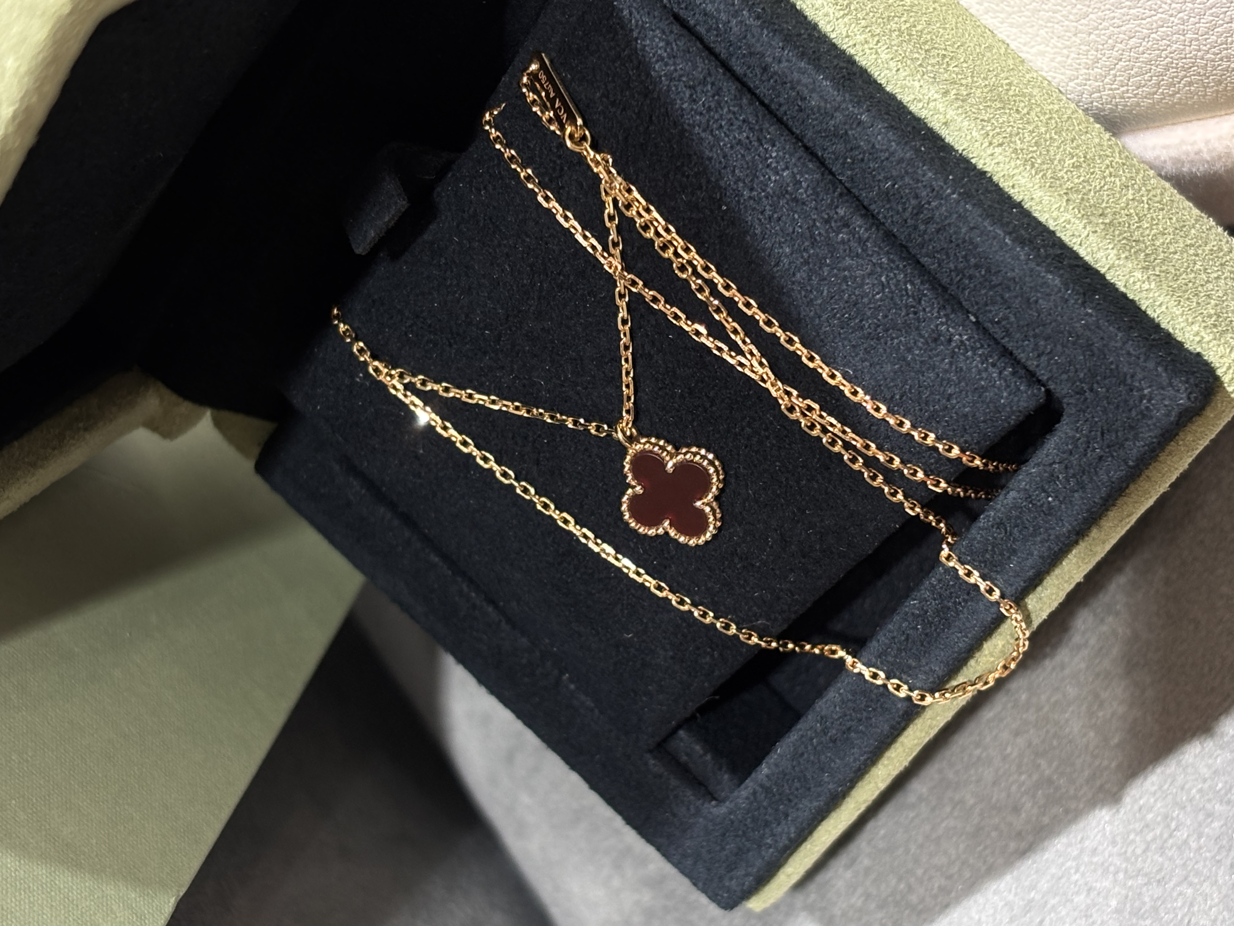 Van Cleef & Arpels VCA Sweet Alhambra Pendant, Rose Gold, Carnelian 100%Authentic, 99%New ✅專門店收據✅ certificate✅Box