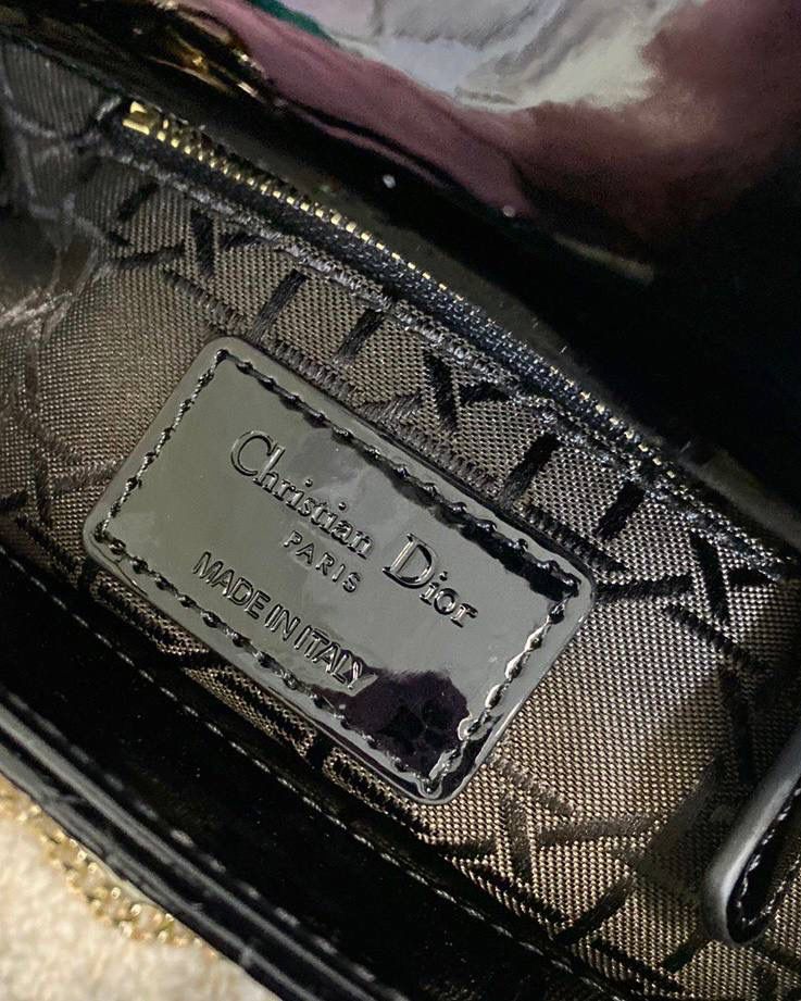 黑金🖤🤩 𝗗𝗜𝗢𝗥 𝗟𝗮𝗱𝘆三格漆皮款 全面升级，终极版本 经典款真是爱不释手毫不夸张 春夏秋冬四季包 优雅气质 可甜可咸 漆皮材质更是精致 高级感扑面而来 两条肩带，自由切换风格 17×15×7cm