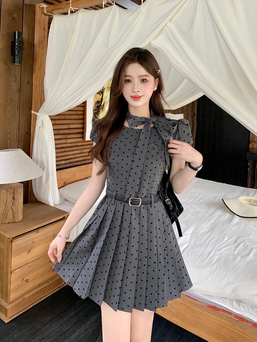 B278(3237) MIU系千金风领边系带蝴蝶结波点下摆百褶灰连身裙 