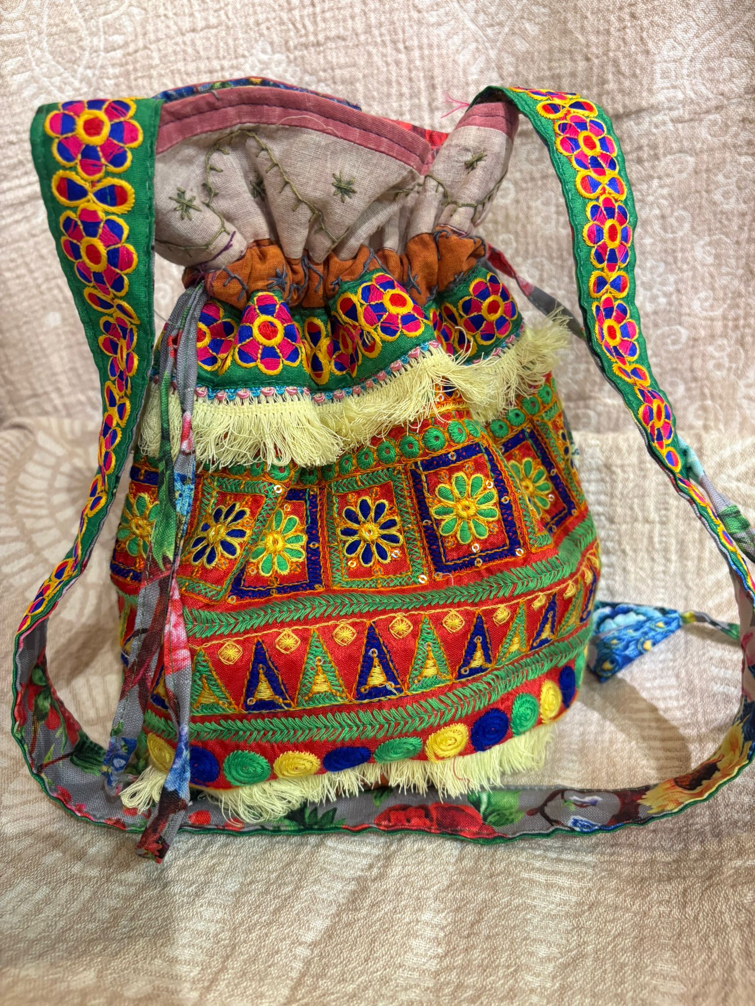 泰國-Mitra Collection - 併布黃綠色刺繡花水桶包