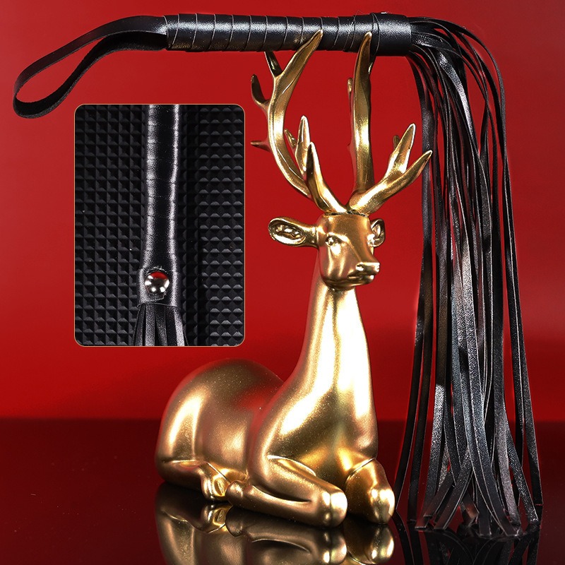 sm皮鞭夫妻另类调教打屁股道具皮革成人情趣性爱用品流苏散鞭