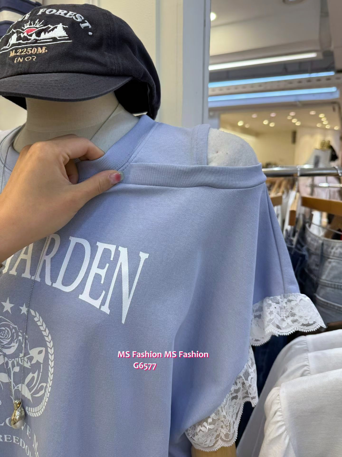 G6577 型格露肩拼lace top
