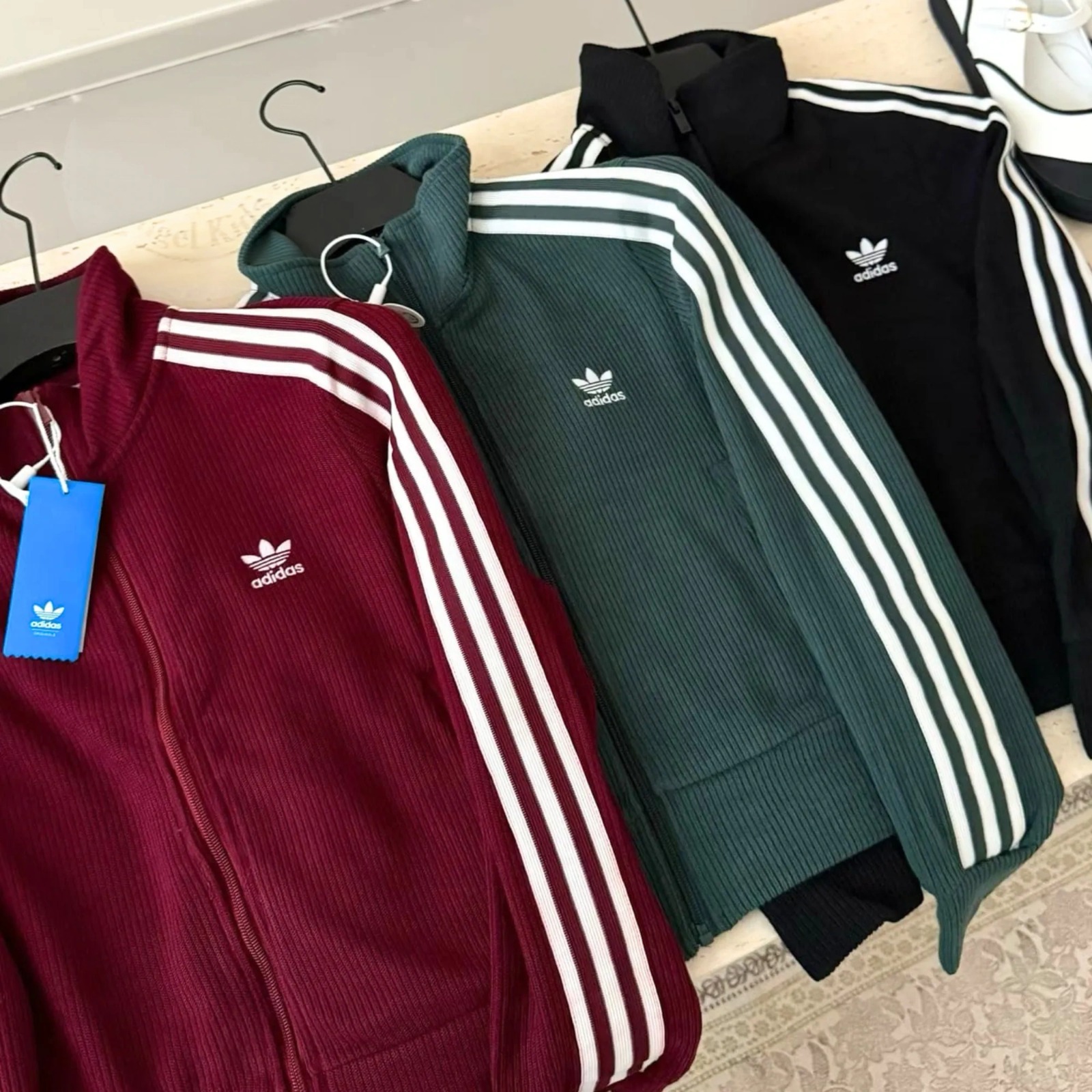 Adidas 三間條短版拉鏈外套