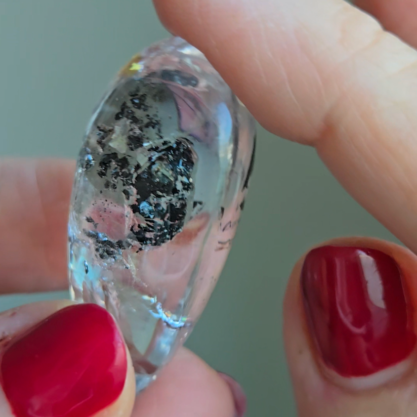 Enhydro cabochon with big bubble and carbon - EN4