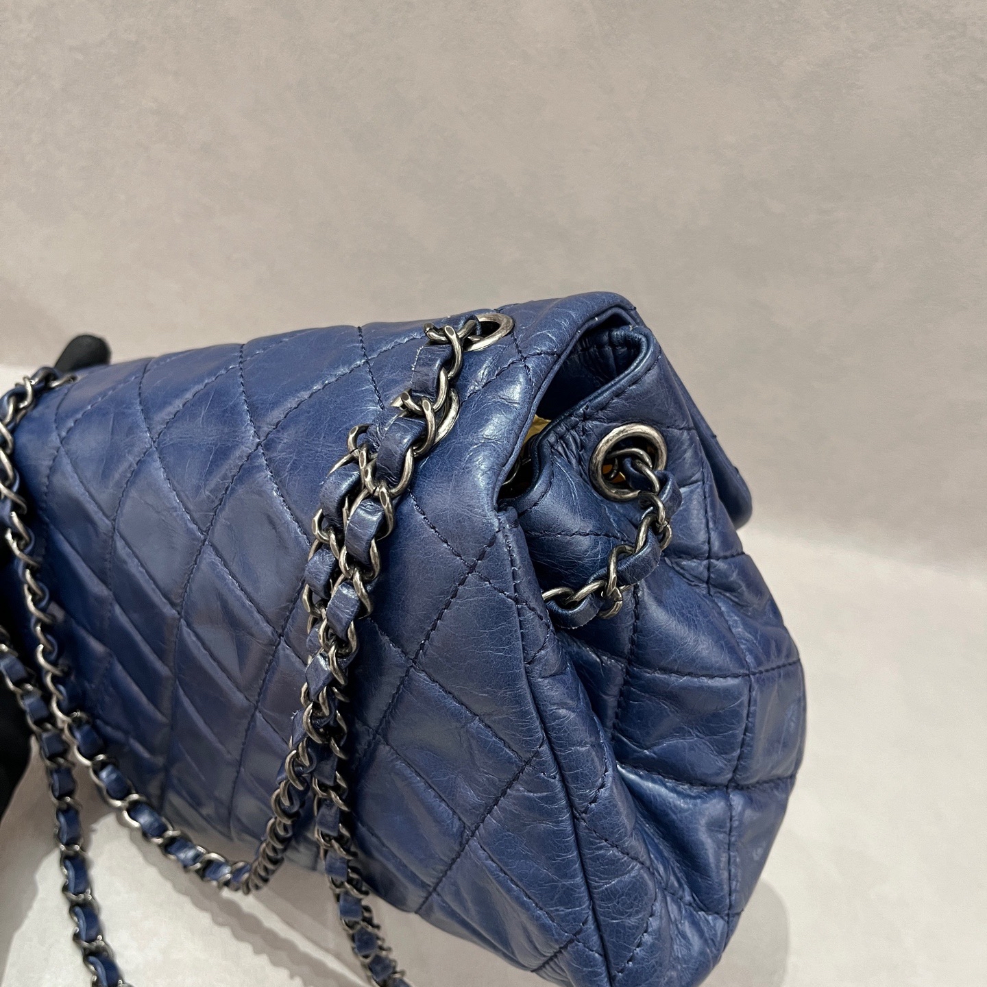 【預訂貨品】Chanel 15C油蠟皮深藍色斜孭袋