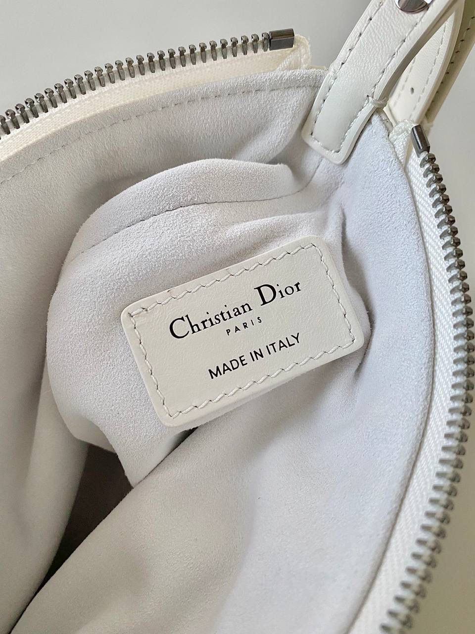 🈶白枪 𝗗𝗶𝗼𝗿 𝗰𝗮𝗿𝗼系列的郁金香手袋 我的新包有魔法！超级好玩的 还是超大藤格纹小牛皮，柔软质感 最惊喜的是在肩带链条上的灵活性 抽提搭扣法瞬变郁金香花苞形状 可可爱爱！手拎手提，随意切换腋下背 法式时髦感很强啊，一只上身超绝的小包 25×16×2.5cm，#7101m