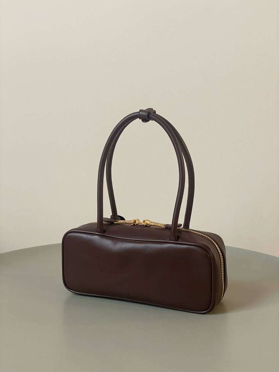 🈶石南木色 𝗠𝗶𝘂𝗠𝗶𝘂保龄球| 吊饰版 说是公文包.更是保龄球！ 虽倆者都早已大火全网时髦圈哈哈 今年这只长手柄保龄球能买到就是赚到咯！ 细长的手柄整体更秀气了 还送了一串吊饰 是一把锁头还有一个爱心， 上面都有logo刻印很精致也很厚重 宝子们再也不愁买挂饰啦！ 28×11.5×8cm #F0010m