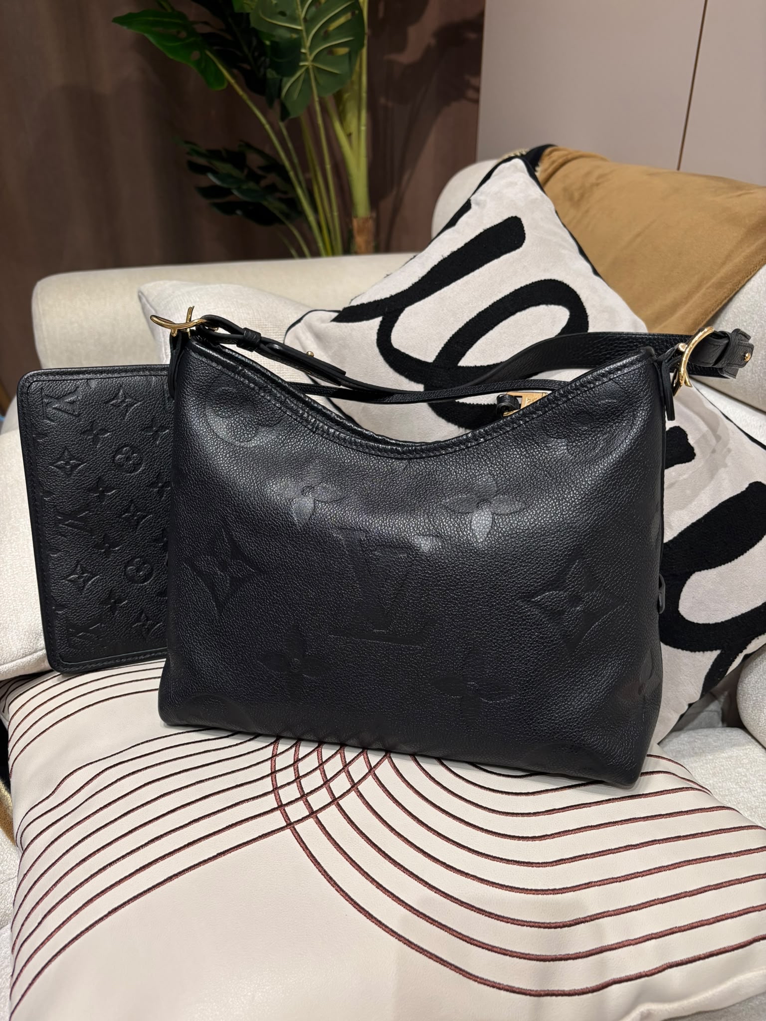 LV Carryall PM Calfskin 100%Authentic, 95%New ✅Pouch ✅Dust bag
