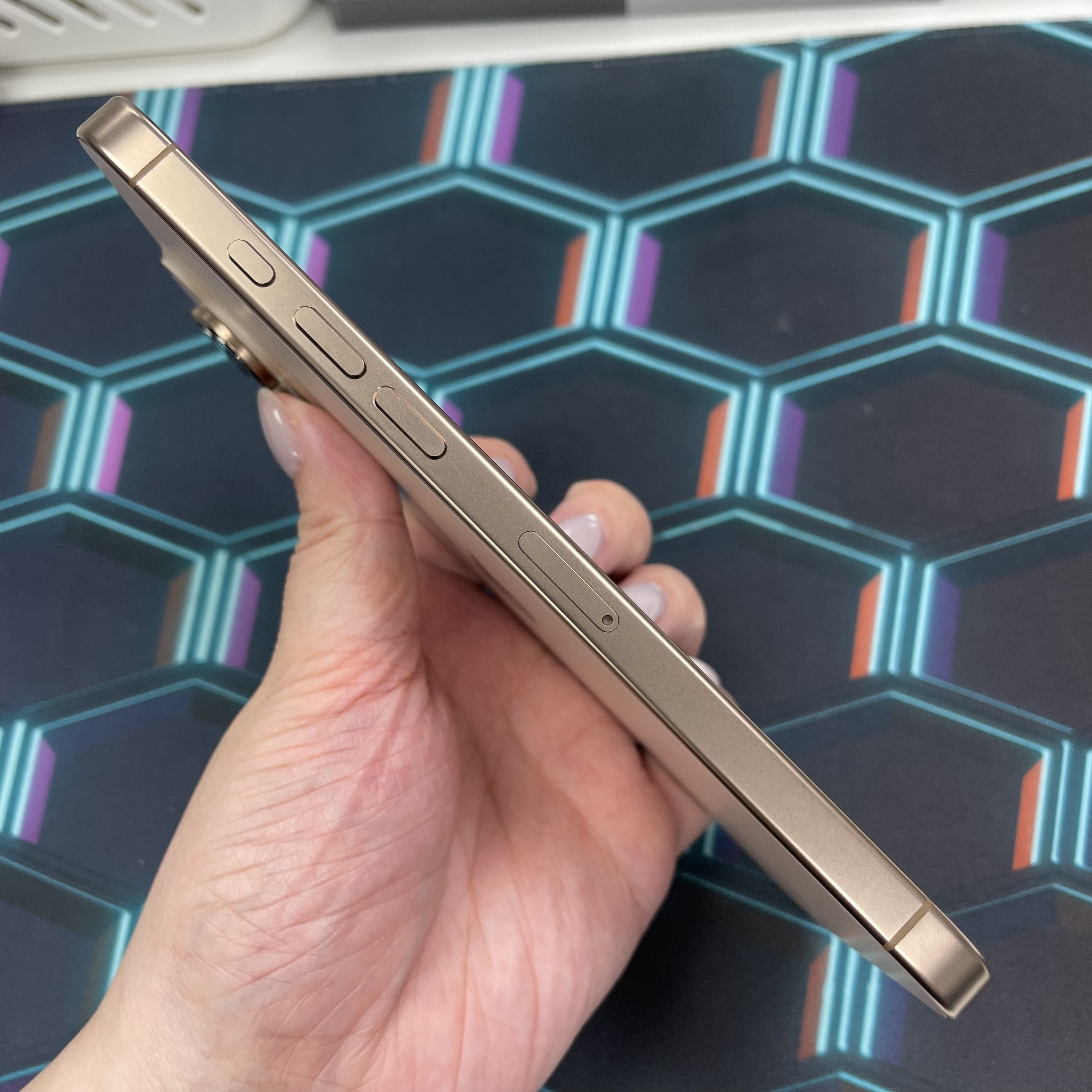 *6470 16 pro max 完美機 256GB 電95 沙色 gold