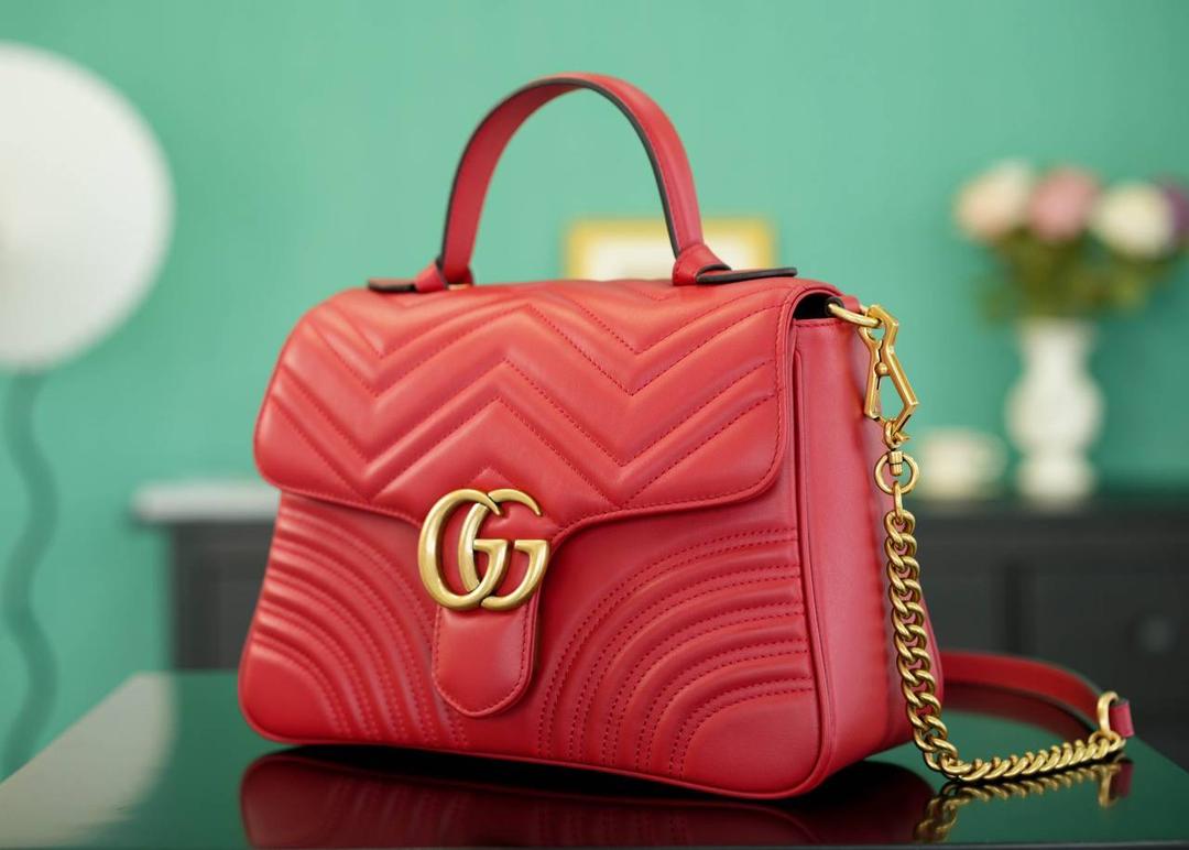 👜🔥Marmont系列绗缝手提包邮差包 红色 27cm （原厂皮 全铜五金） 正品售价,500 独家原厂皮发售 限量级别 意大利原材料开发，这个大小简直是最完美的尺寸，什么随身携带的东西都可以轻松收纳，能手拎也可以单肩斜挎，自重轻，超级百搭不挑人~好看极了！！！ 官方款号 498110 尺寸大号：27x19x10.5cm 小号：21x15x8cm