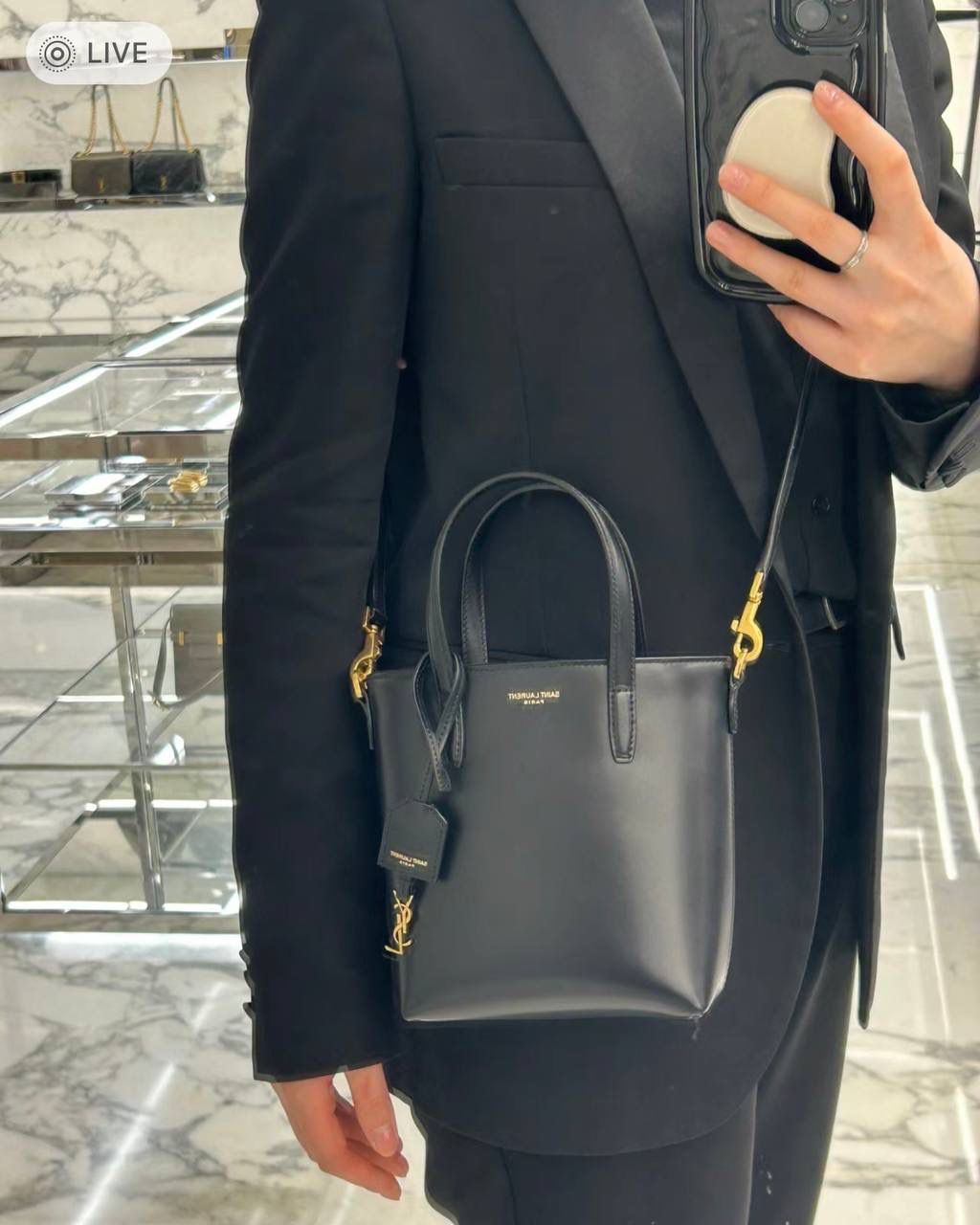 ys1 mini tote平纹🖤 这只包在mini包中一定有它的一席之地 第一，它包身够小够可爱 第二，它容量够大够能装 第三，它鳄鱼纹压纹够抗造 就冲这三点，几乎没有哪个小可爱能打得过它 小手提➕可拆卸肩带的设计在实背性上也更出挑 没有槽点的小可爱，我超爱！！ 必须zp开发的啦，相似度看对比图！ 质量就请放心的交给我们哈！ 平纹：18×17×8cm773995m