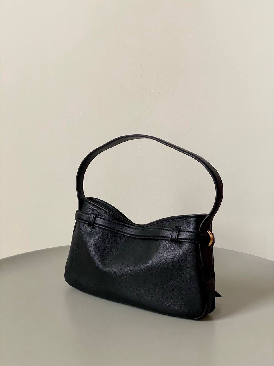 🈶黑色，小号 𝐌𝐢𝐮𝐌𝐢𝐮 𝐀𝐯𝐞𝐧𝐭𝐮𝐫𝐞腋下包 不得不说缪缪的美丽层出不穷！今年这只Aventure Nappa腋下包 看似平平无奇上身却意外好搭耐看 有点小复古又有点小机车， 就很值得夸赞一番 东西不用装太满，随性的褶皱感很戳心巴 自重非常轻，宽肩带设计一点都不溜肩容量空间也不错，日常东西都放的下 迷你iPai都👌🏻尊嘟人见人爱不带吹的！ 33×19×5cm #F0021m