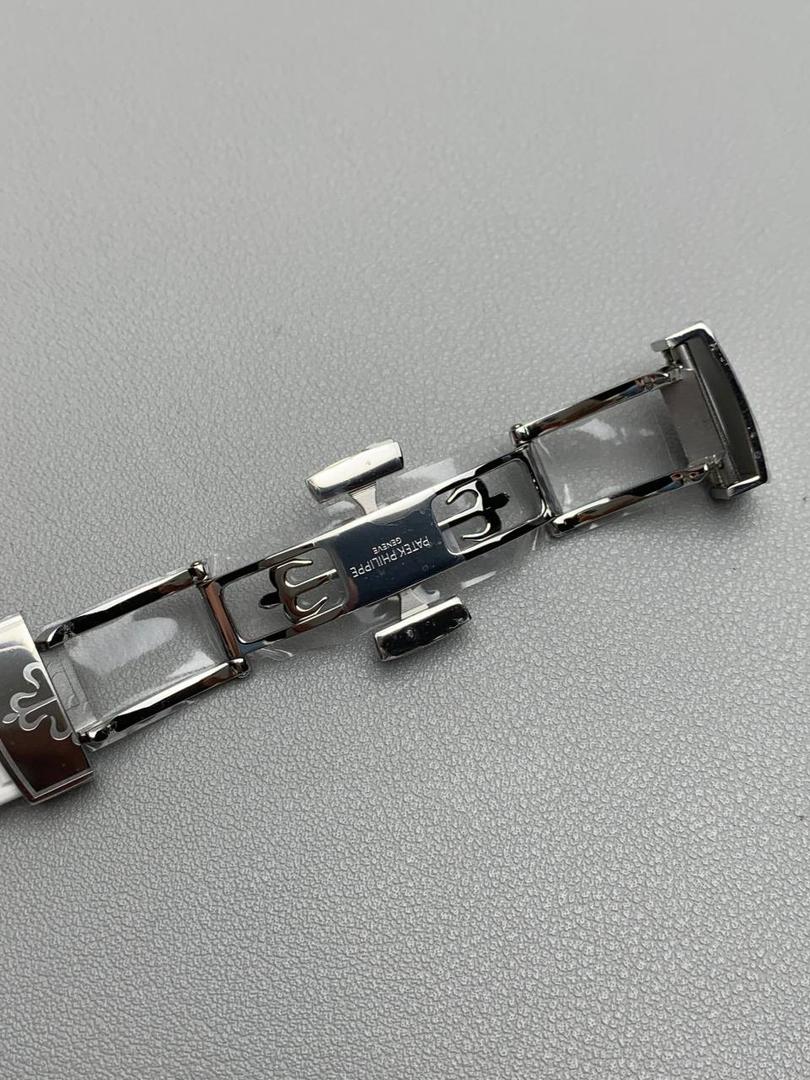 百达翡丽 5067A 手雷 石英女表 ——PPF继续购入原装PP--5067A腕表，独立拆解开模。完美还原PATEK PHILIPPE--5067A全系列石英腕表，带来全网最佳的复刻产品和极致体验。 【表带 扣】 1.采用与原装一致的天然复合橡胶（Tropical）材质，经久耐磨，可抵抗海水侵蚀和紫外线辐射。 2.完美克隆Aquanaut最新表扣，即使在非常细小的拐角处上也做有倒角润饰，确保还原正品般的舒适感。 【表壳】 1.腕表尺寸35.6X7.7mm 圆润的八角形表壳与原装一致，保持着复古的造型和精湛的打磨。 2.旋入式把头设计和实心底盖吻合与原版 3.表圈镶嵌46颗顶级施华洛世奇水晶（共计1克拉） 【机芯】 瑞士石英机芯改PPCal.E23-250芯。走时稳定，续航持久，性价比超高。