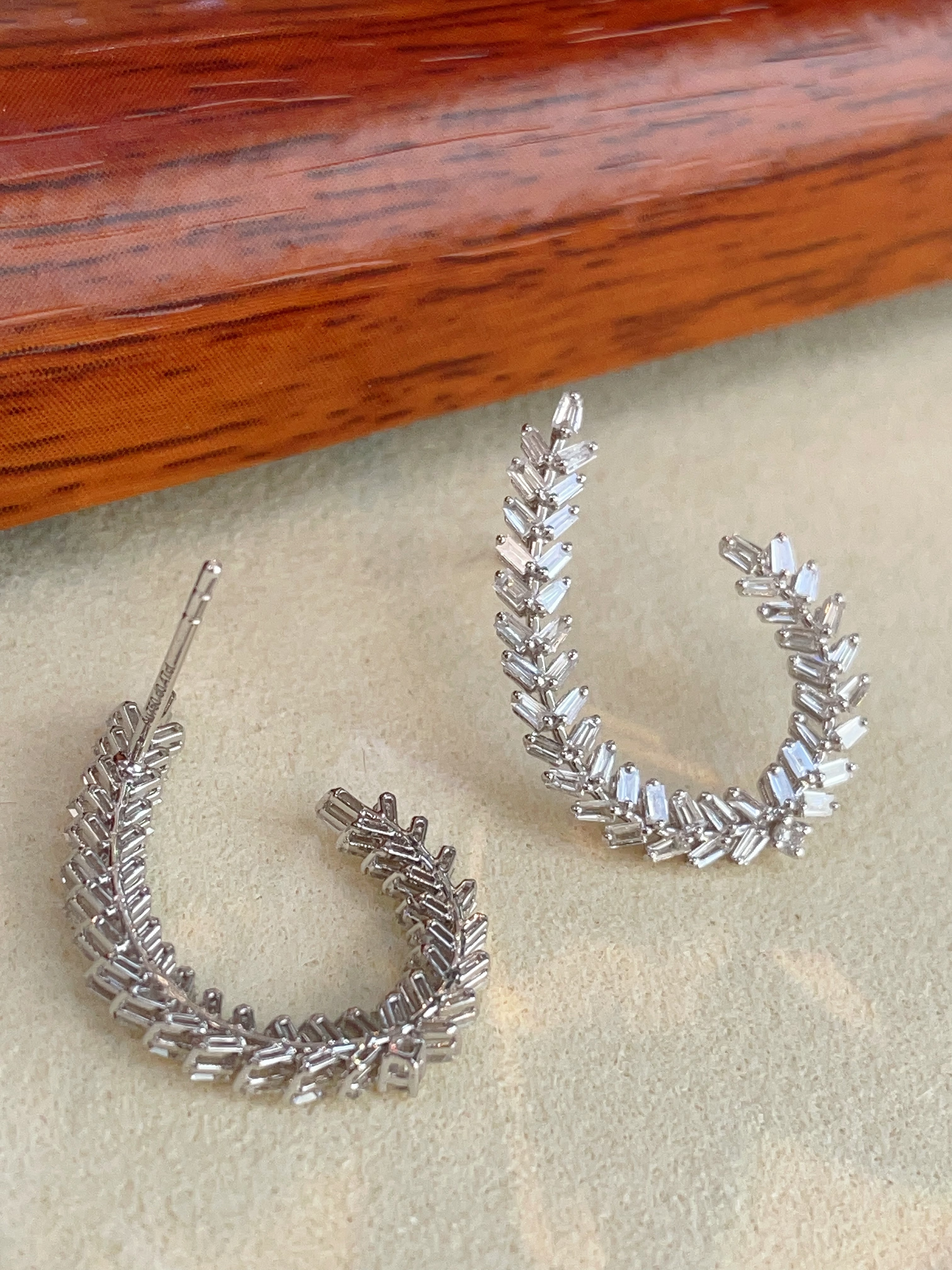 18K White Gold Baguette Diamond Open Hoop Earrings N031331