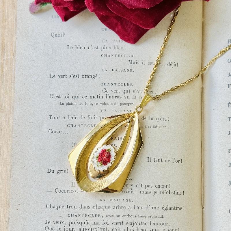 C.a. 1970s Rose Petit Needlepoint Double Frame Pendant Statement Long Necklace (MT2080)